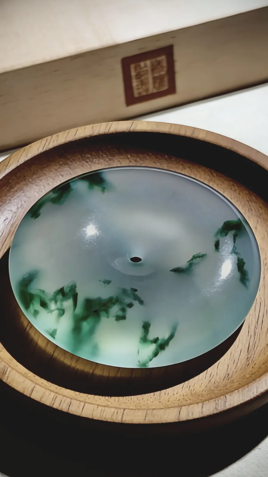 【顺遂平安】。高品质飘花平安扣，
莹润如凝脂，飘蓝花，似墨染山水，方寸间藏着自然的灵韵，平安顺遂皆在其中。种水通透如月光，蓝花蜿蜒似流云，触之温润，佩之纳福，是岁月静好的温柔信物。
作品50.2-11mm，