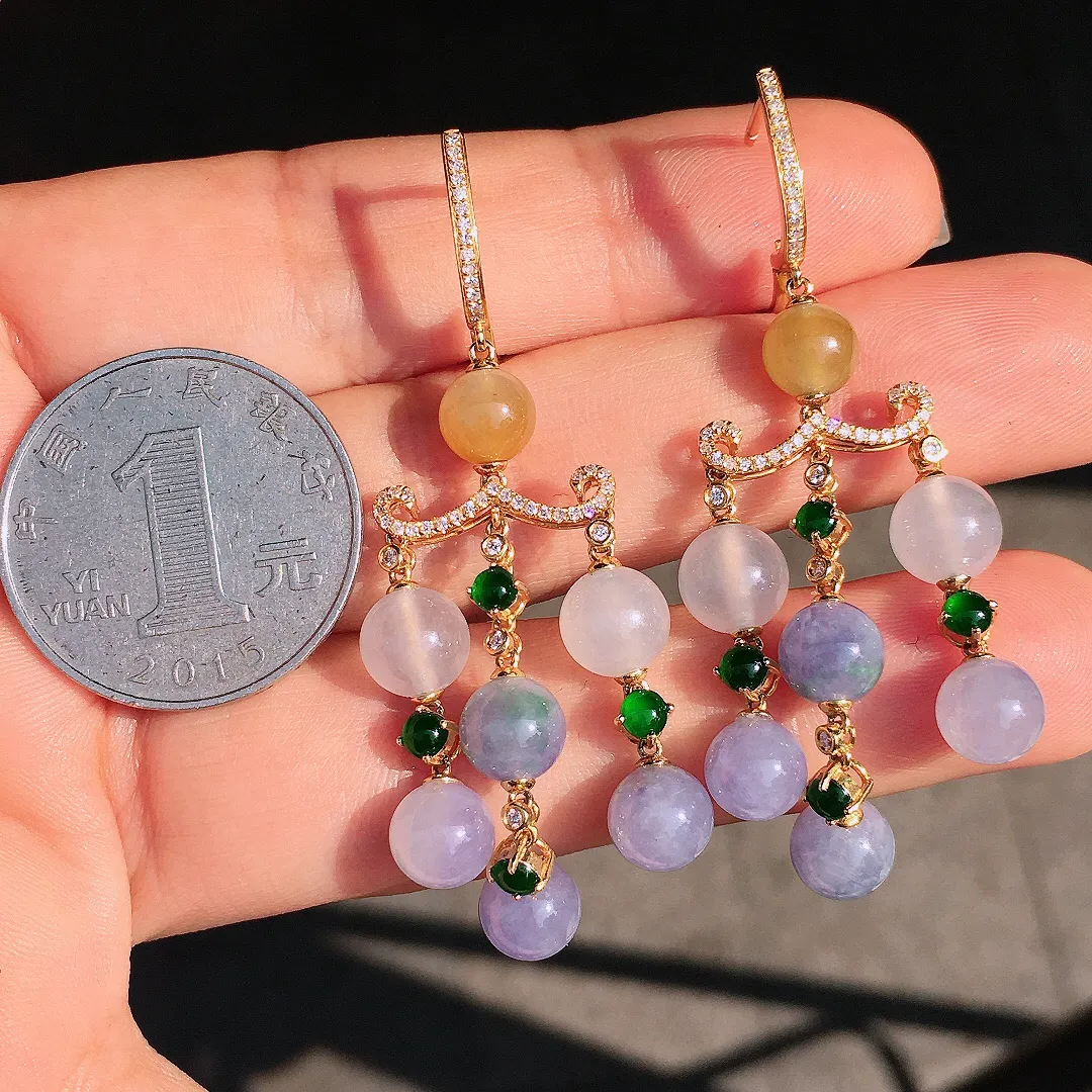 三彩珠子耳坠，色泽均匀艳丽，玉质细腻，荧光感超
强，饱满圆润，尽显优雅气质，18k
金豪华镶嵌