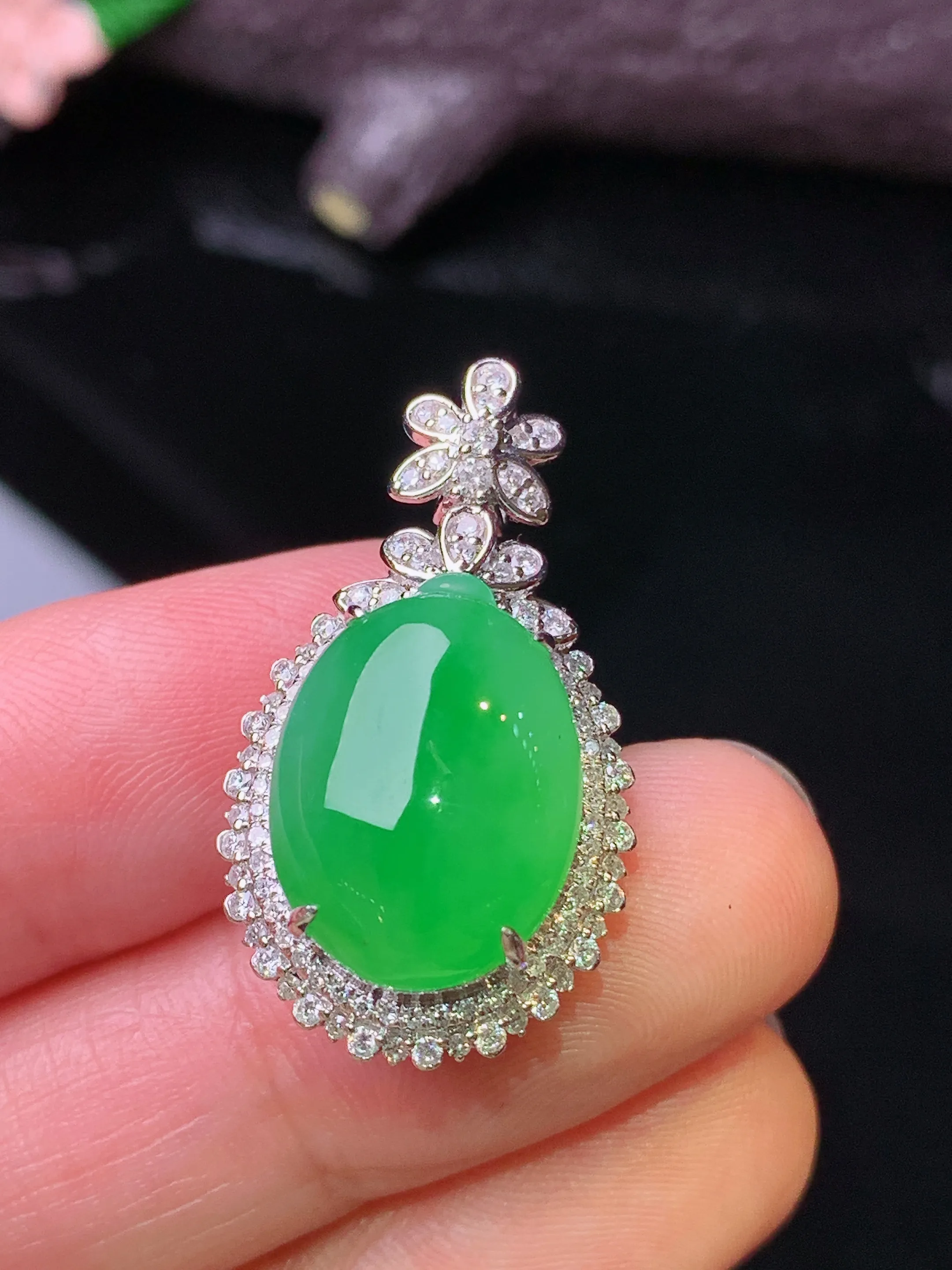 18k金钻镶嵌满绿蛋面吊坠 玉质细腻 色泽清新艳丽 整体尺寸28*16*13.6
