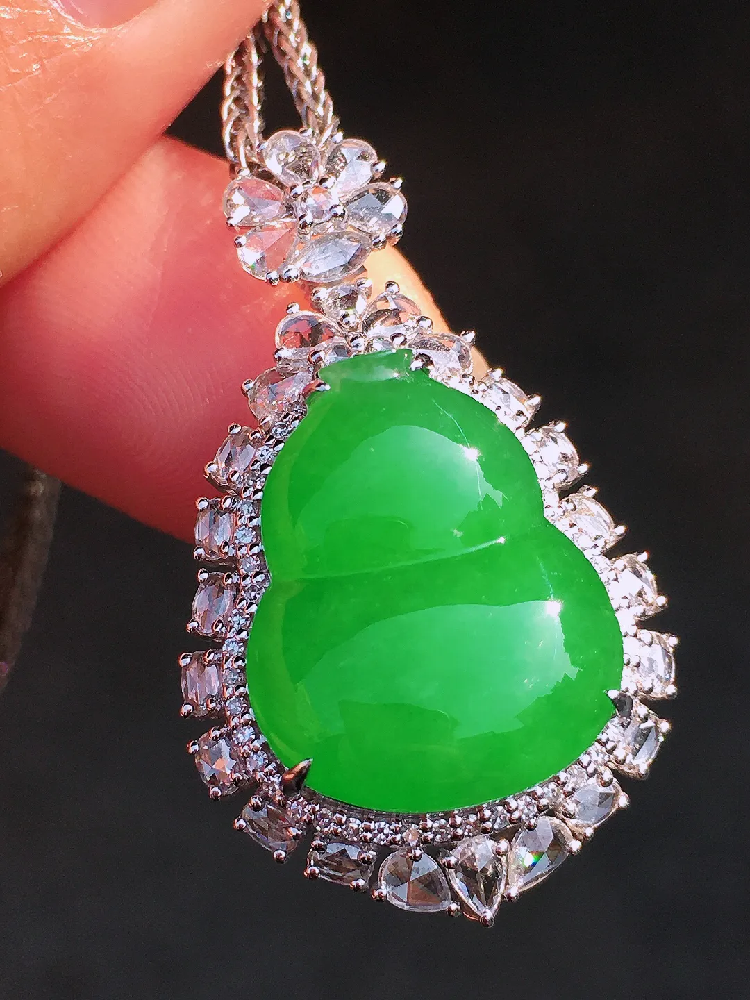 阳绿葫芦吊坠，色泽均匀艳丽，玉质细腻，荧光感超
强，饱满圆润，尽显优雅气质，18k
金豪华镶嵌