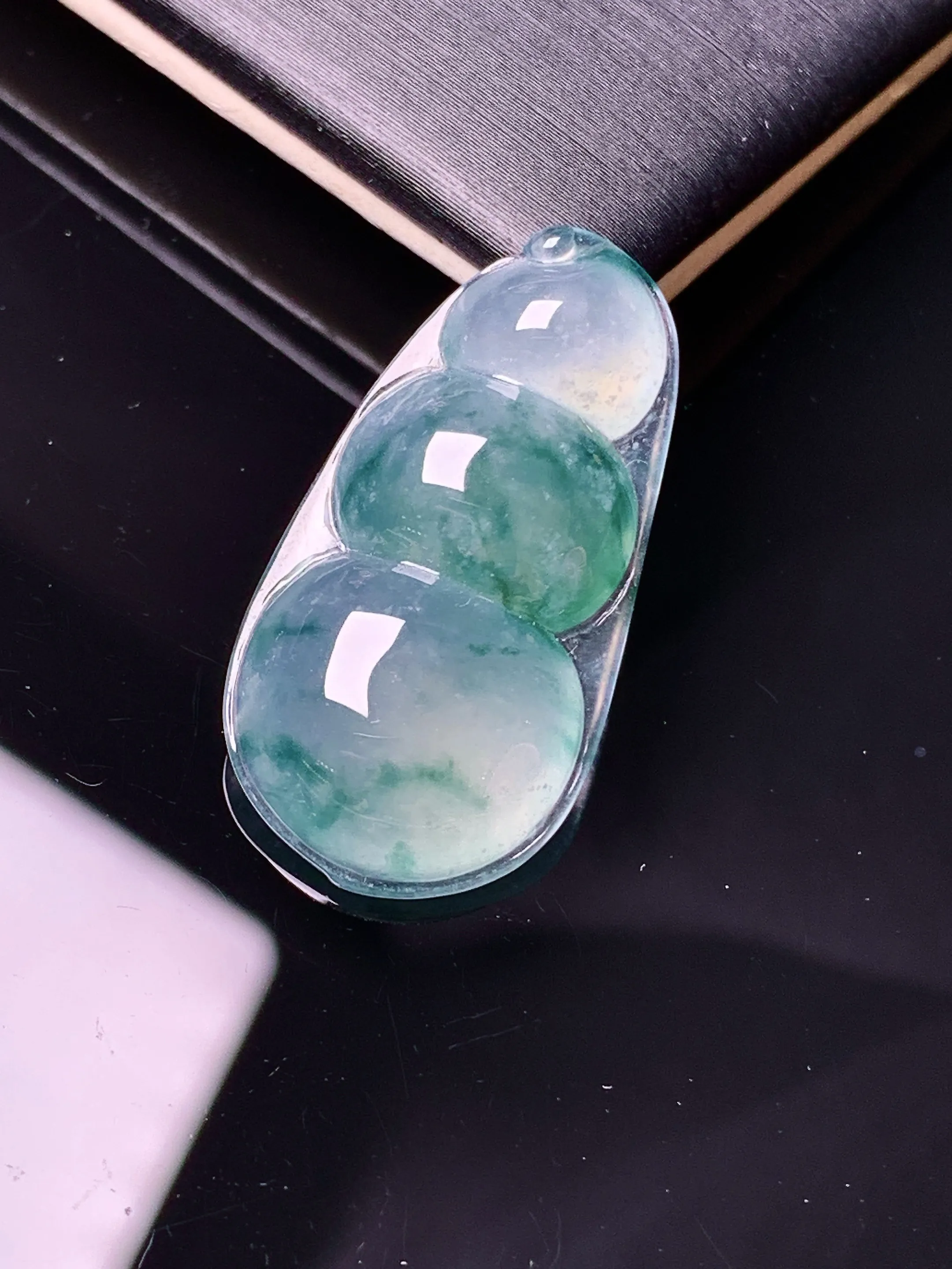 冰种飘绿四季豆吊坠 玉质细腻 色泽清新艳丽 整体尺寸28.8*15*5.8