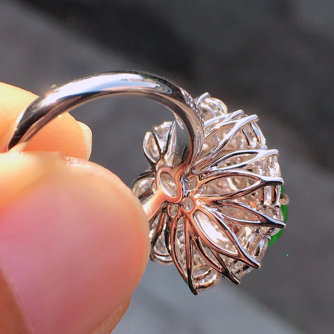 阳绿蛋面戒指，色泽均匀艳丽，玉质细腻，荧光感超
强，饱满圆润，尽显优雅气质，18k
金豪华镶嵌