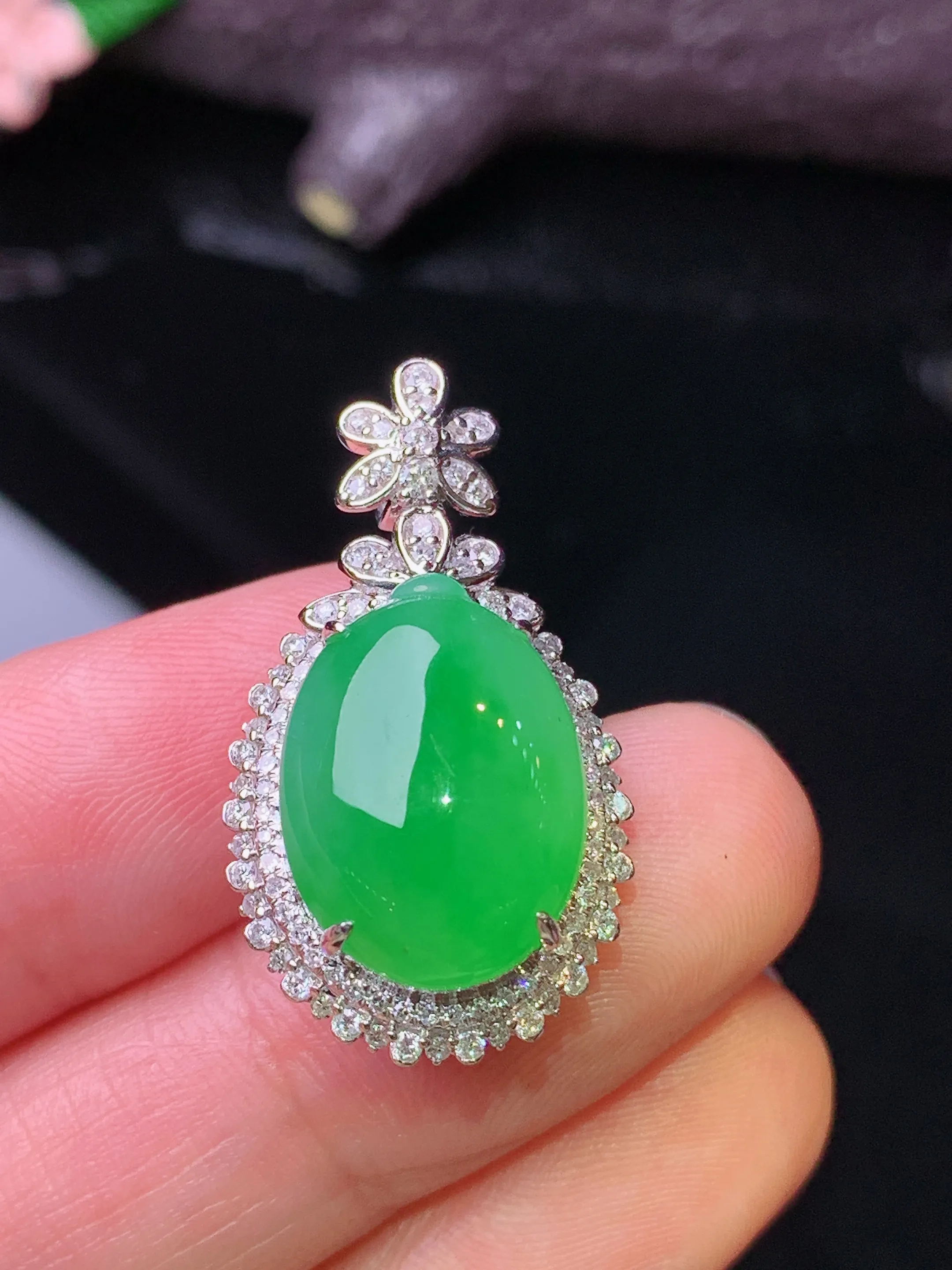 18k金钻镶嵌满绿蛋面吊坠 玉质细腻 色泽清新艳丽 整体尺寸28*16*13.6