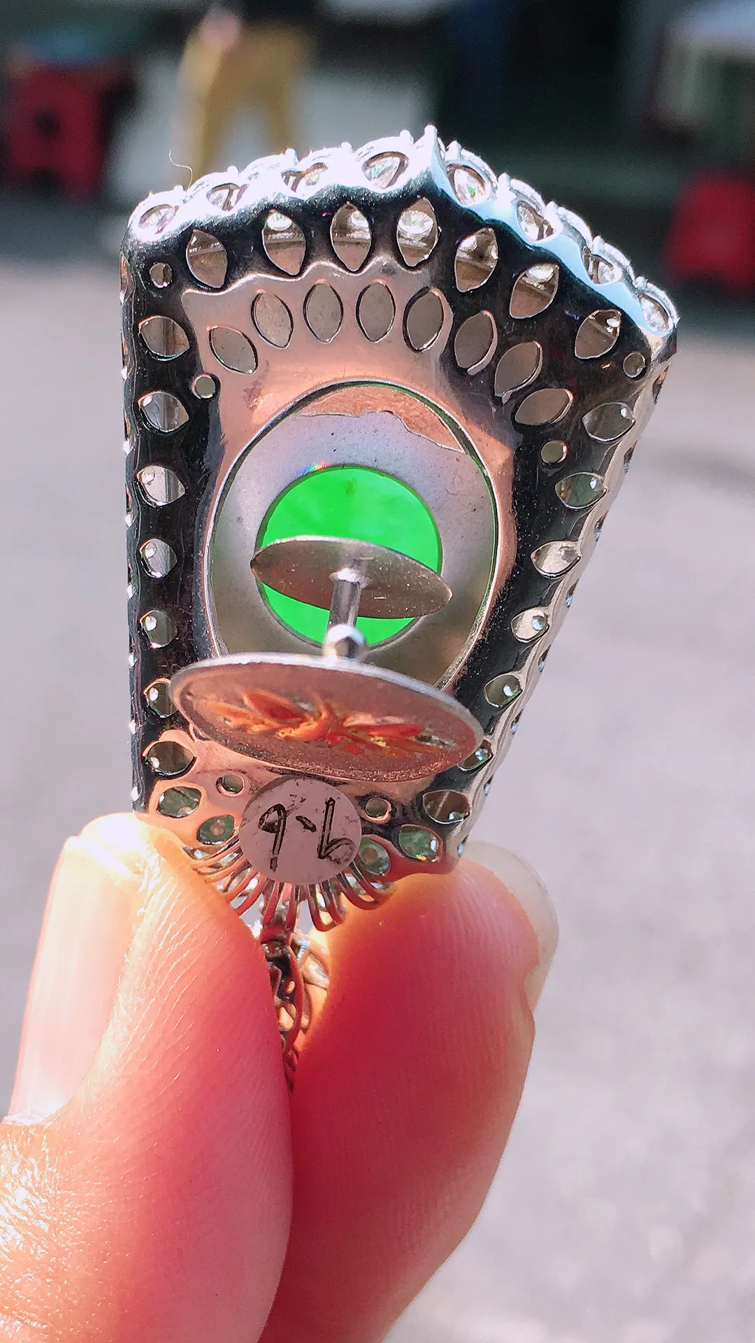 阳绿无事牌吊坠，色泽均匀艳丽，玉质细腻，荧光感超
强，饱满圆润，尽显优雅气质，18k
金豪华镶嵌