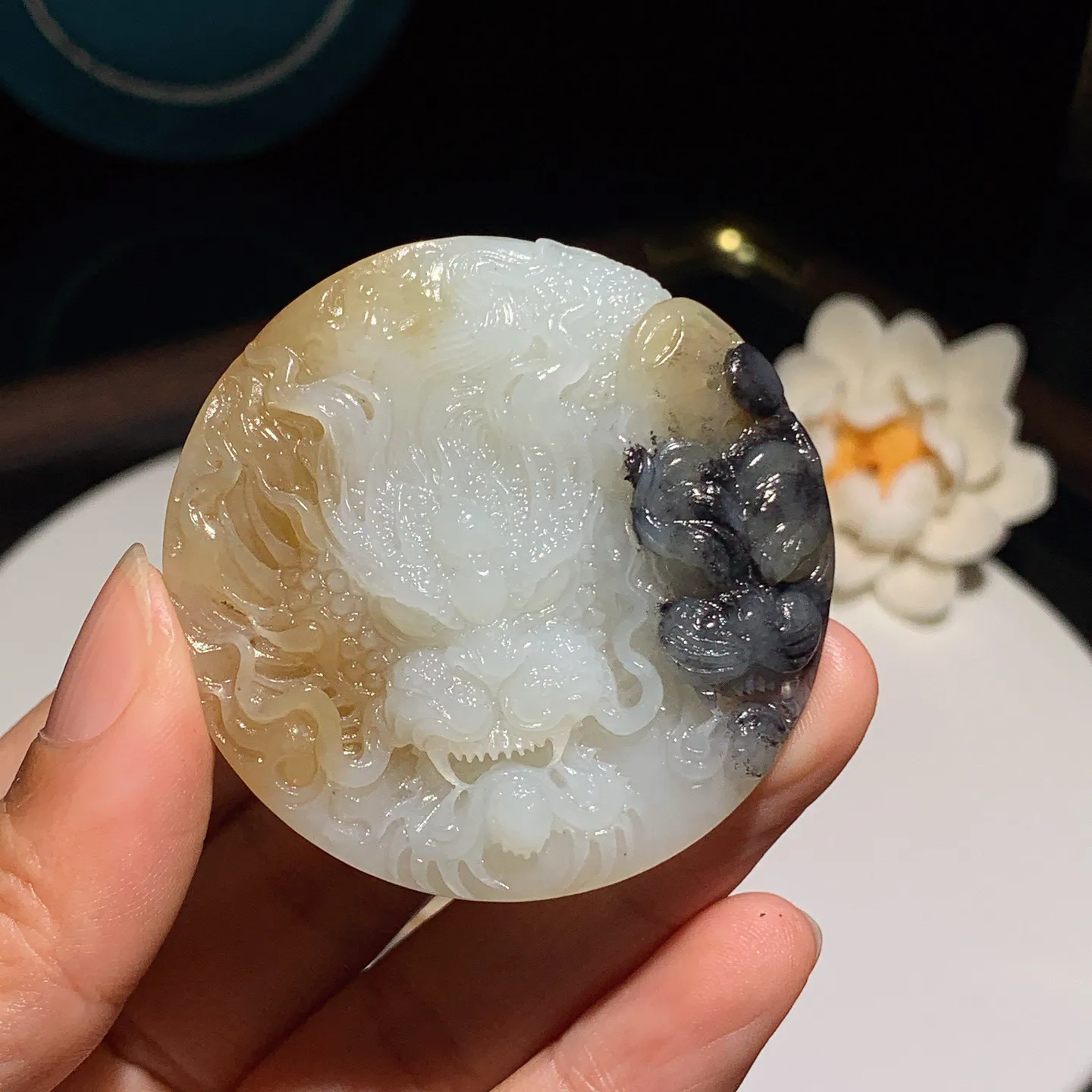 新疆和田玉且末糖青花龙佑一方皮带扣。尺寸52/17重51.2克。内径玉质细腻油润。手推出油。佩戴高端典雅。lt251205