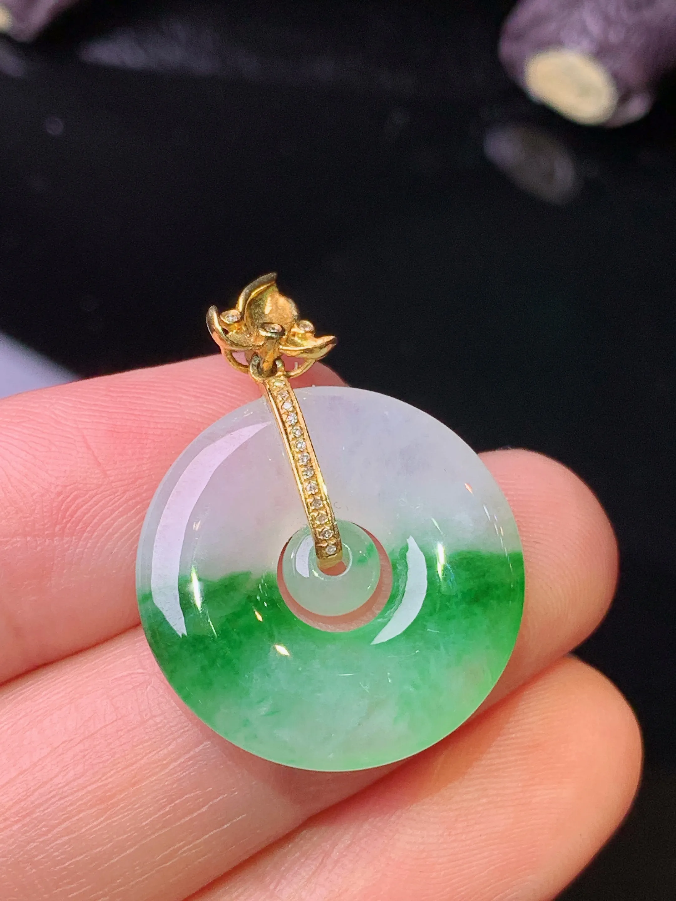 18k金钻镶嵌飘绿子母扣吊坠 玉质细腻 色泽清新艳丽 整体尺寸27.6*21*3.6