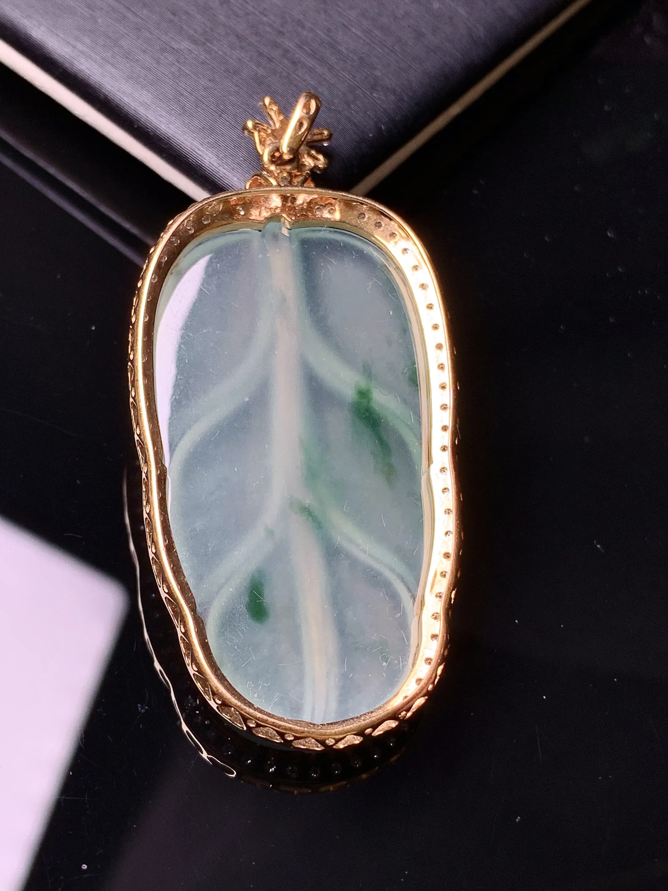 18k金钻镶嵌冰种树叶吊坠 玉质细腻 色泽清新艳丽 整体尺寸49*23.2*7.2