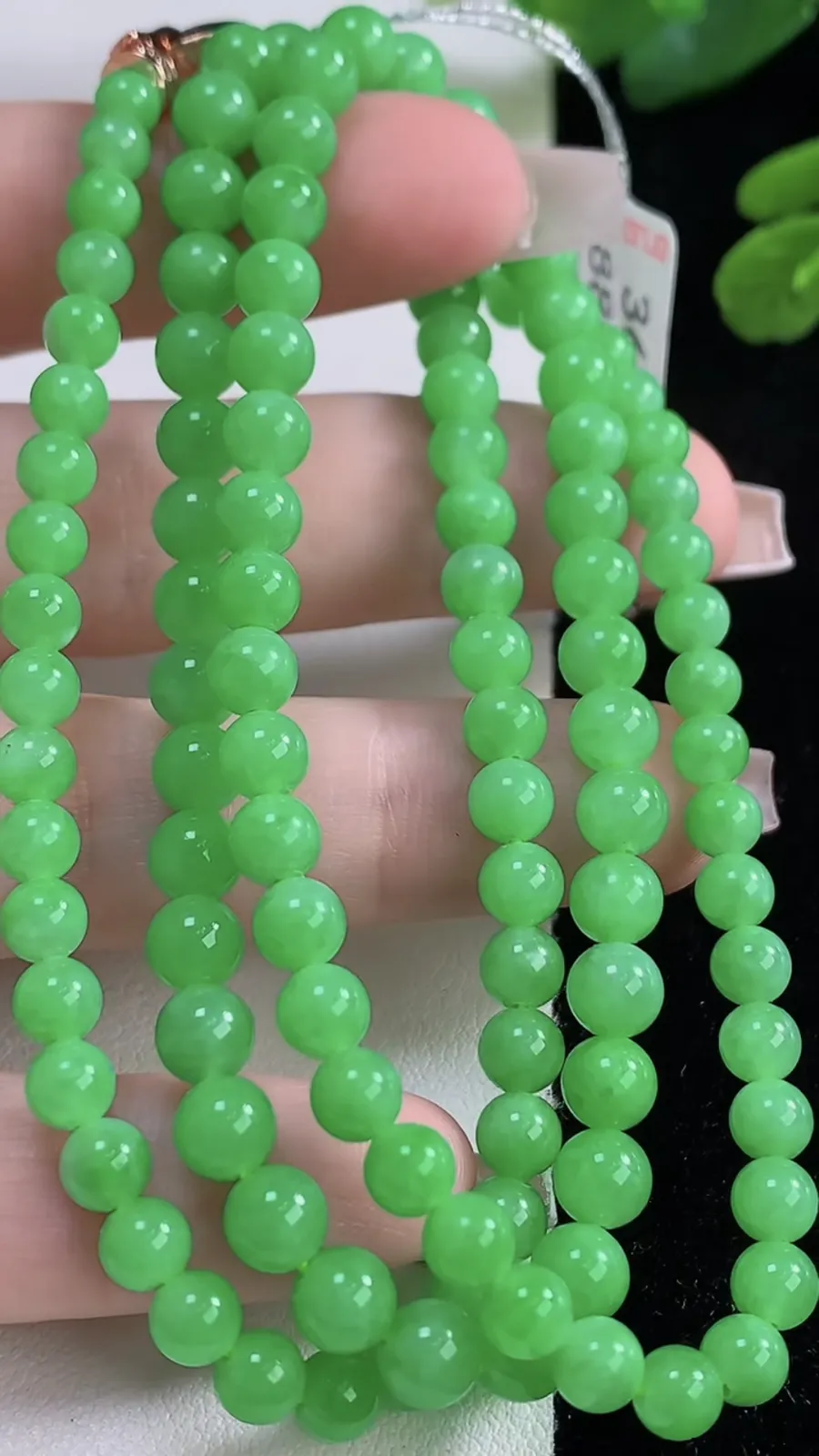 翡翠a货满绿圆珠项链，尺寸5.5-116颗，重量:30.75g