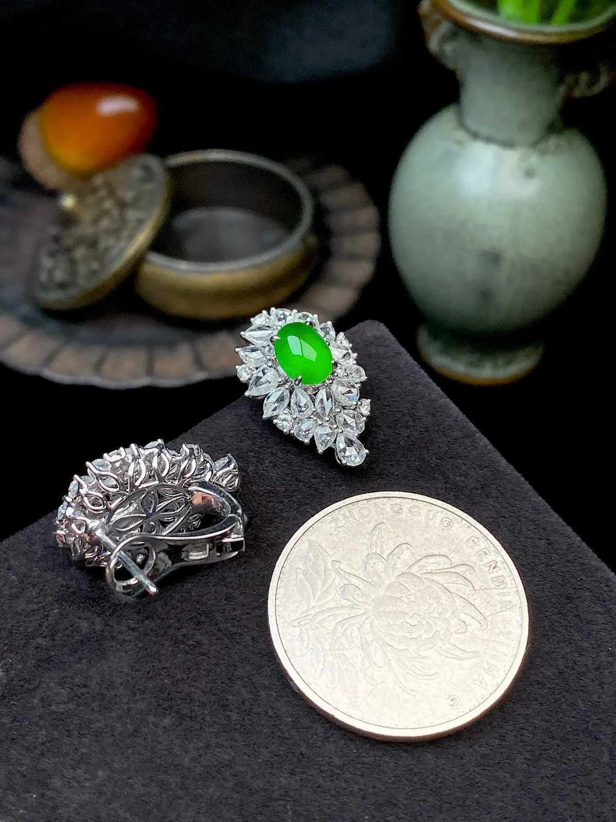 【冰种满绿蛋耳钉】种水上乘，阳绿色泽，纯净通透，收藏品质，18k金钻豪华镶嵌，裸石尺寸7.1*5.7*2.6毫米