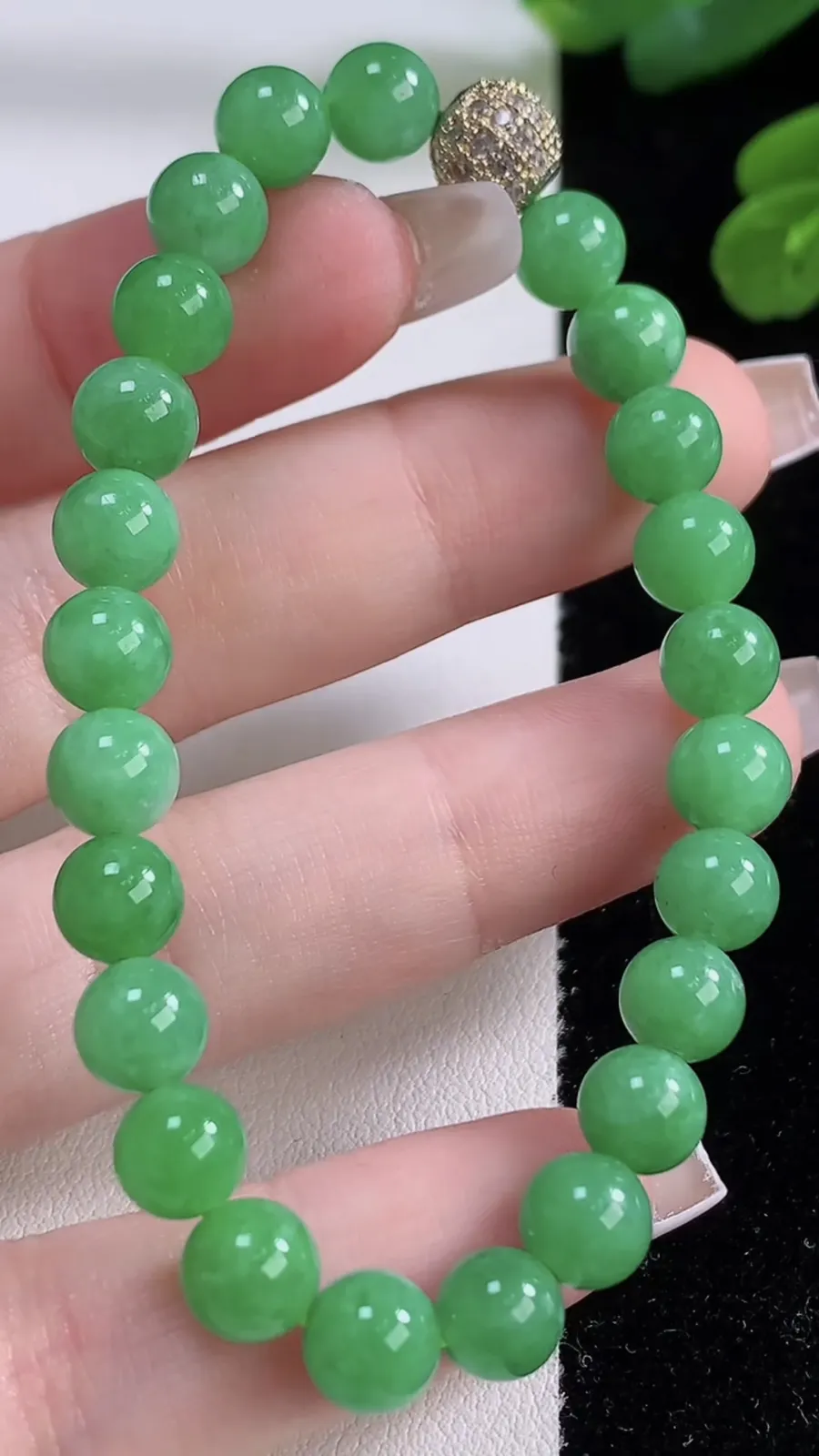 翡翠a货满绿圆珠手串，尺寸6.8-24颗，重量:15.03g