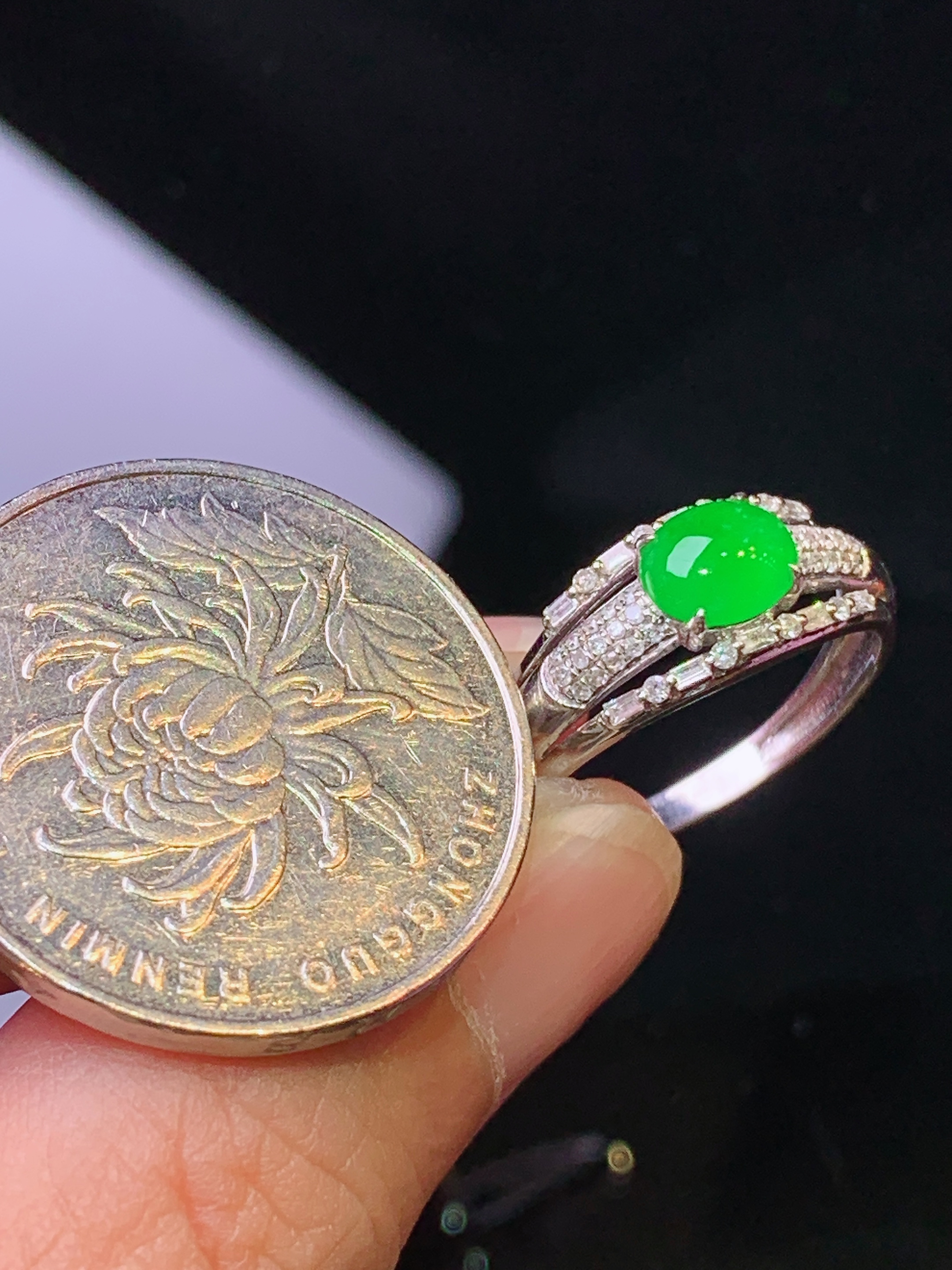 18k金钻镶嵌满绿蛋面戒指 玉质细腻 色泽清新艳丽 圈口13.5 整体尺寸5.3*6.3*2.2