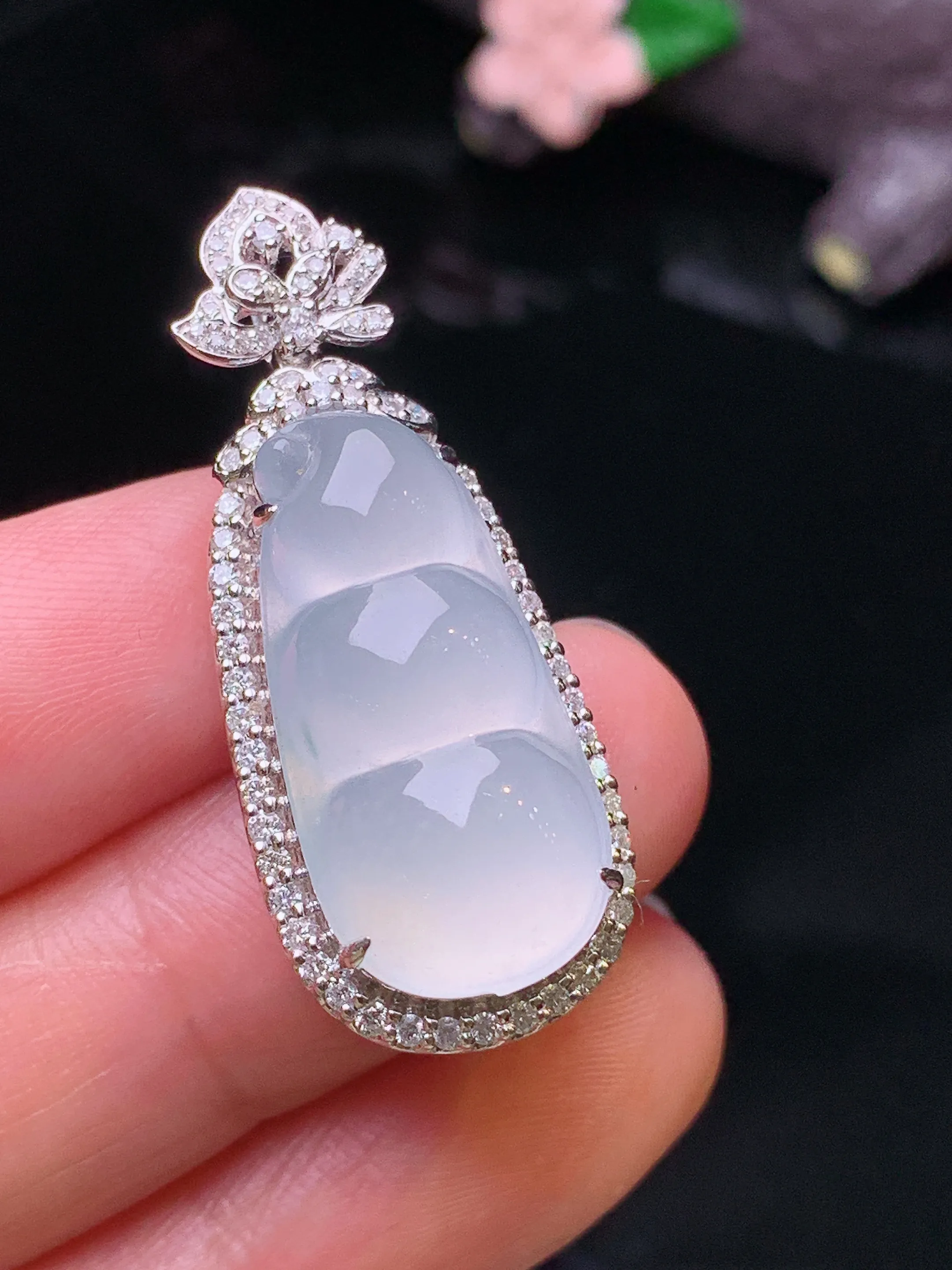 18k金钻镶嵌冰种四季豆吊坠 玉质细腻 色泽清新艳丽 整体尺寸35.6*14.5*11.6