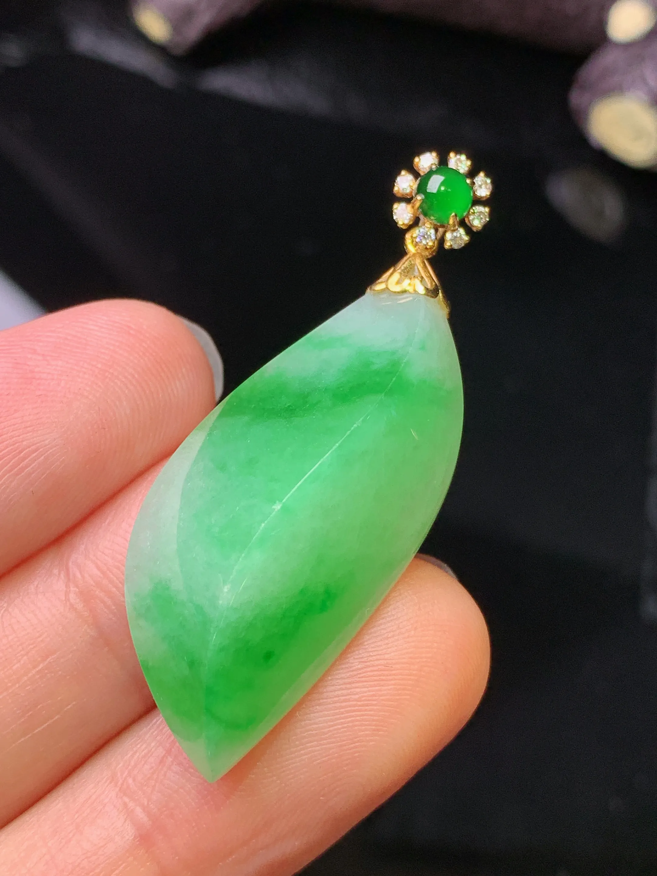 18k金钻镶嵌飘绿随形吊坠 玉质细腻 色泽清新艳丽 整体尺寸40.5*15.2*9.7