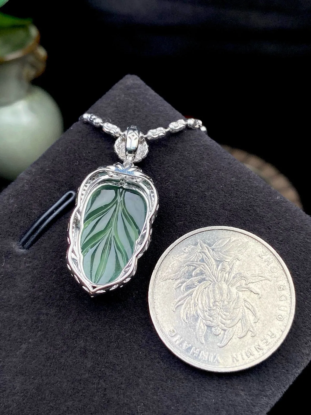 【冰种晴底叶子】金枝玉叶，质地细腻，冰润透亮，光泽出众，18k金钻镶嵌，裸石尺寸20.4*12.3*3.6毫米