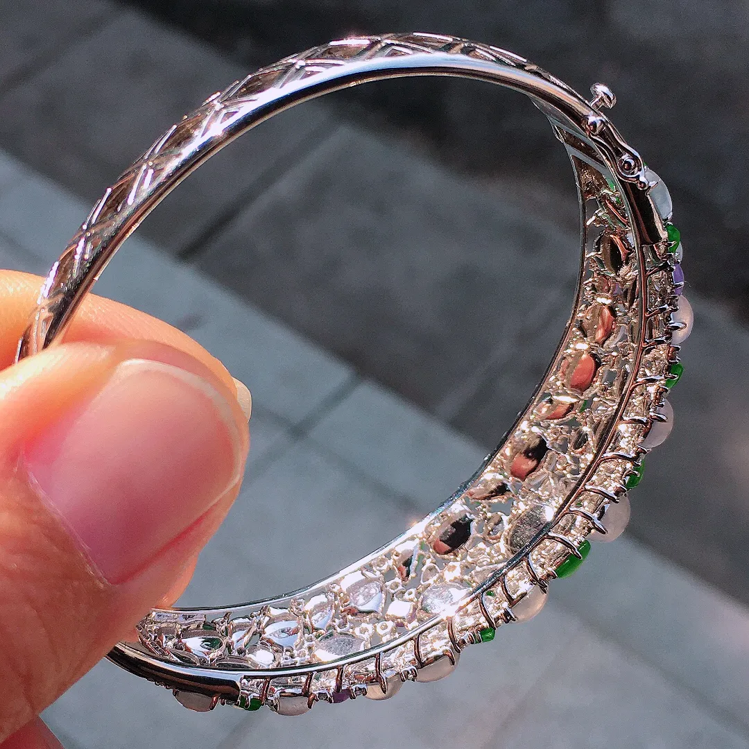 三彩蛋面手镯，色泽均匀艳丽，玉质细腻，荧光感超
强，饱满圆润，尽显优雅气质，18k
金豪华镶嵌