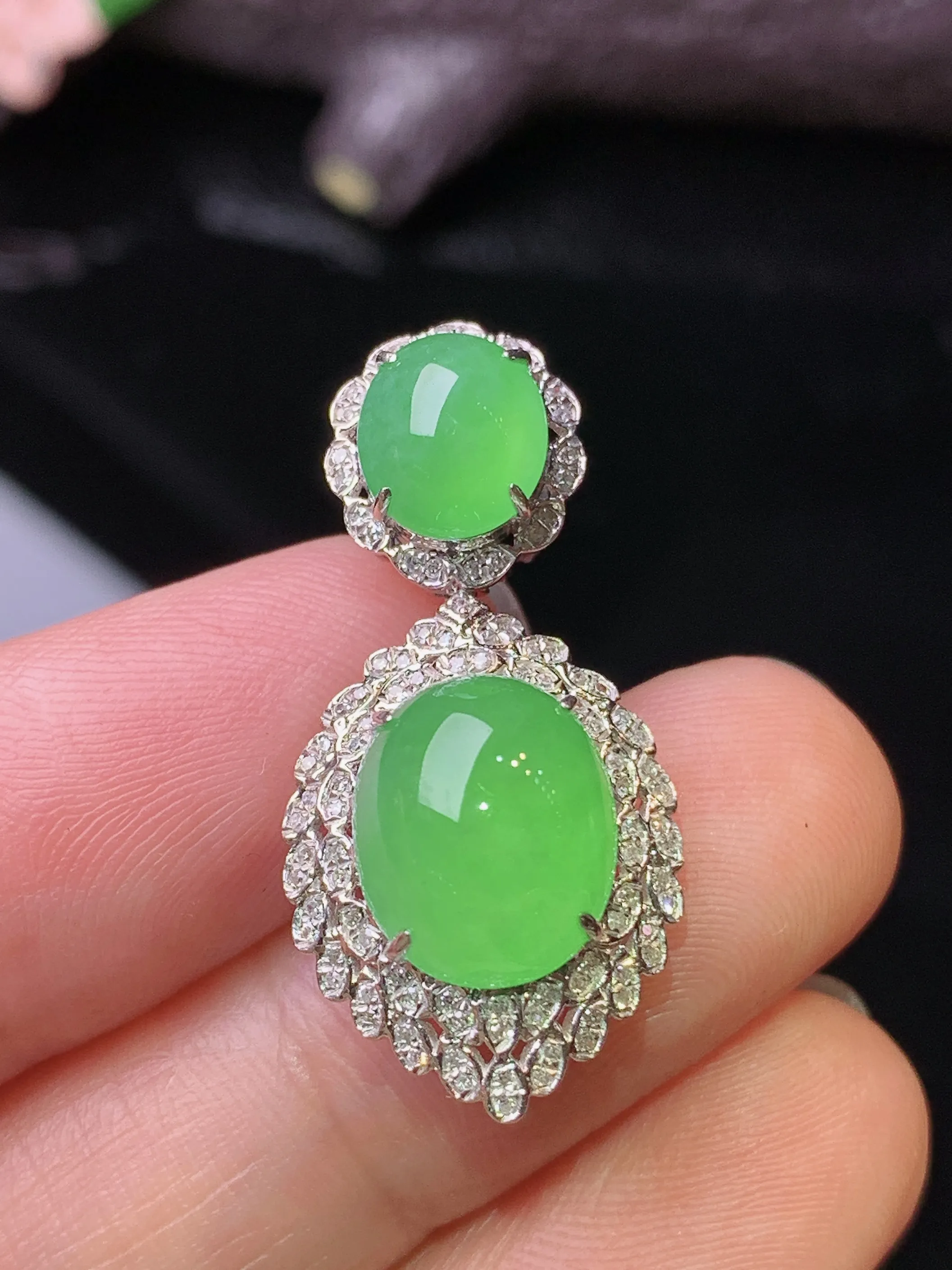 18k金钻镶嵌满绿蛋面吊坠 玉质细腻 色泽清新艳丽 整体尺寸29*14*10