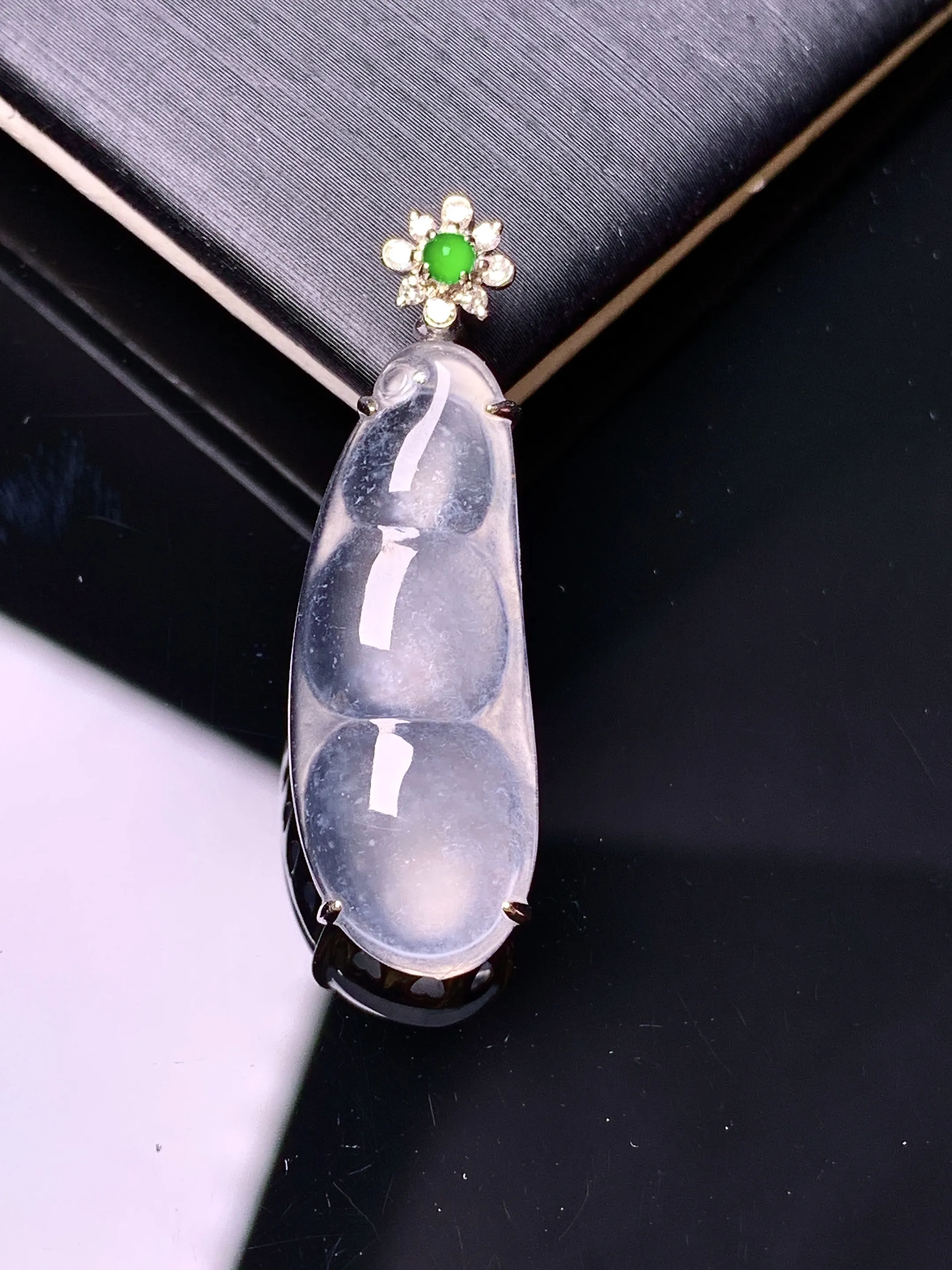 18k金钻镶嵌玻璃种四季豆吊坠 玉质细腻 色泽清新艳丽 整体尺寸25.3*10.2*4.2