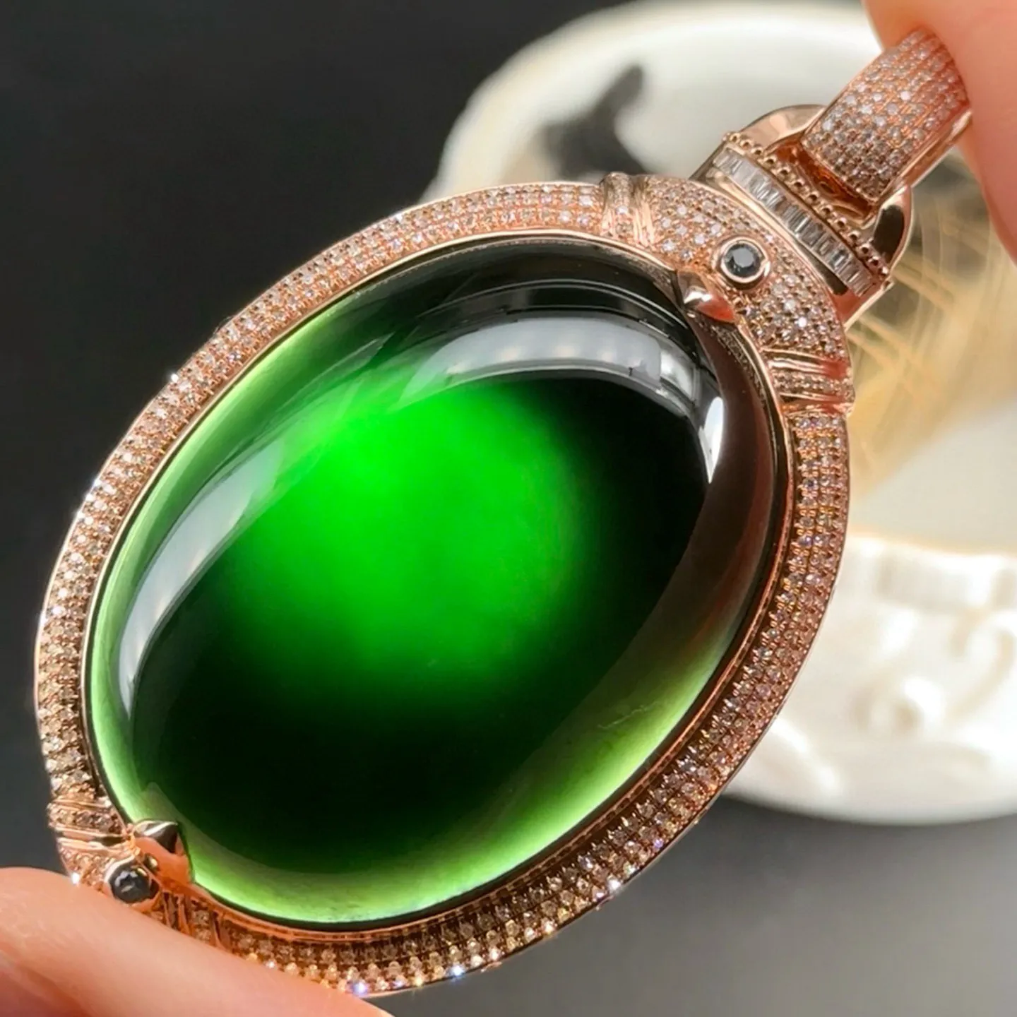 精品豪镶墨翠大蛋面吊坠 种好色正 黑度极好 打灯通透 油性十足 尺寸62.7