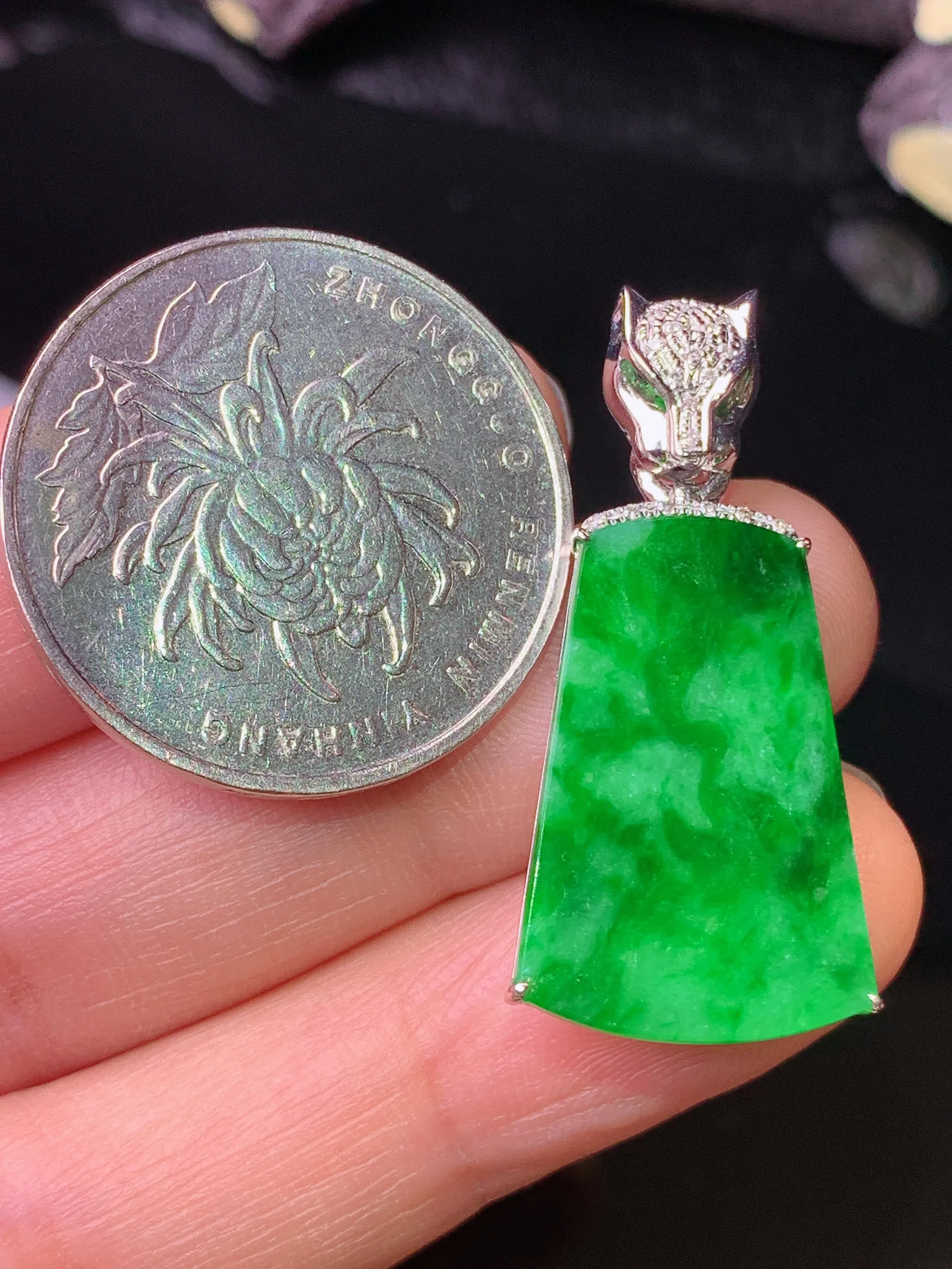 18k金钻镶嵌翠绿无事牌吊坠 玉质细腻 色泽清新艳丽 整体尺寸33*15*4.2