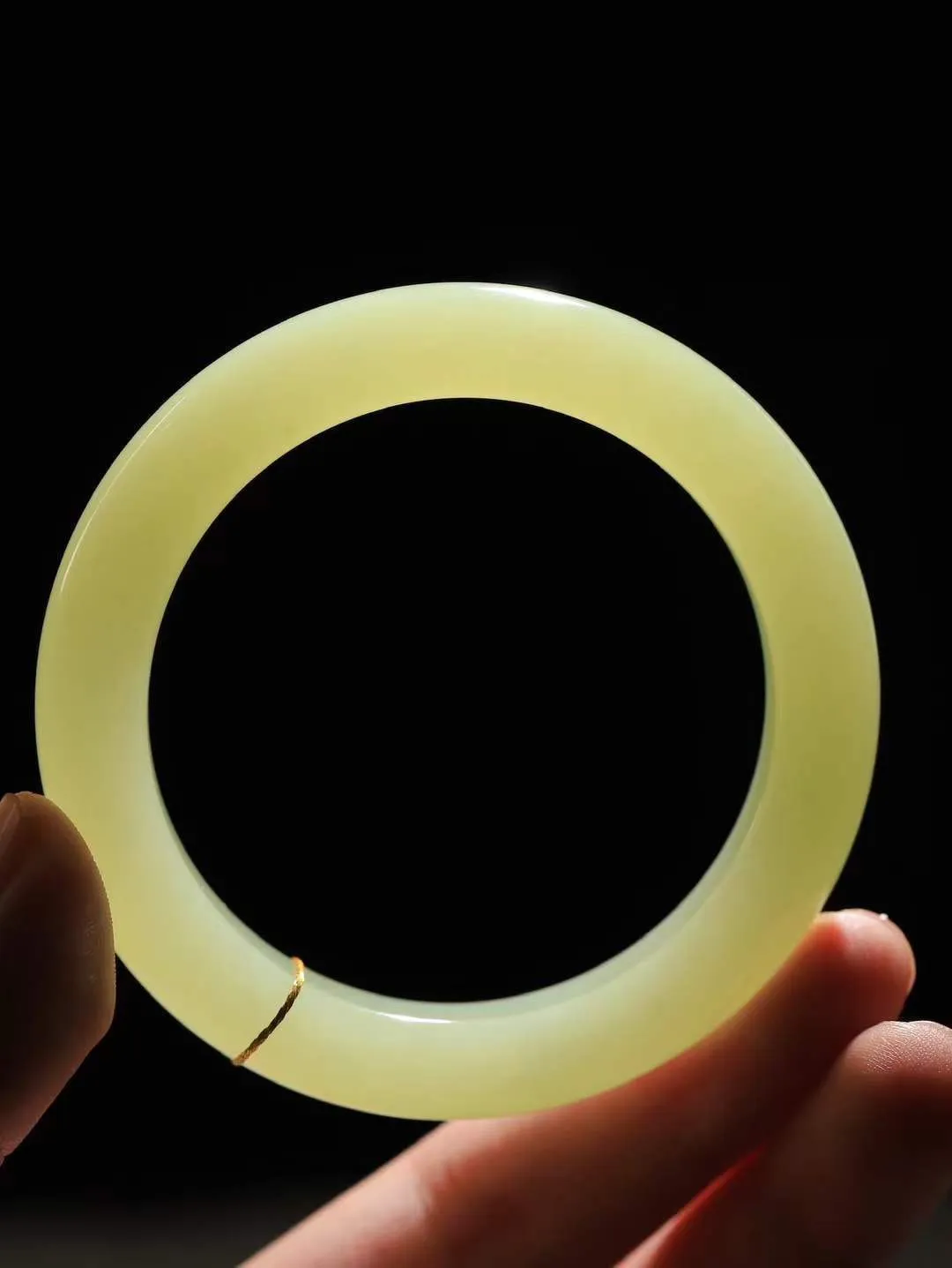 （冬日暖阳.手镯）

收藏级臻品️和田玉黄口手镯 质地油润，大气雅致，清风明月潺潺，浮浮洗尽铅华随于心，净于念……重58克  尺寸55-11.8-10mm fDA-99120574