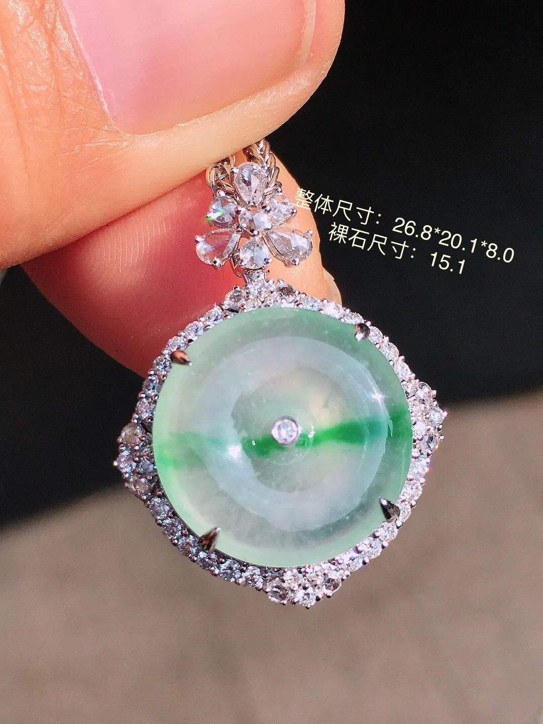 冰飘绿平安扣吊坠，色泽艳丽，玉质细腻，荧光感超
强，饱满圆润，尽显优雅气质，18k
金豪华镶嵌