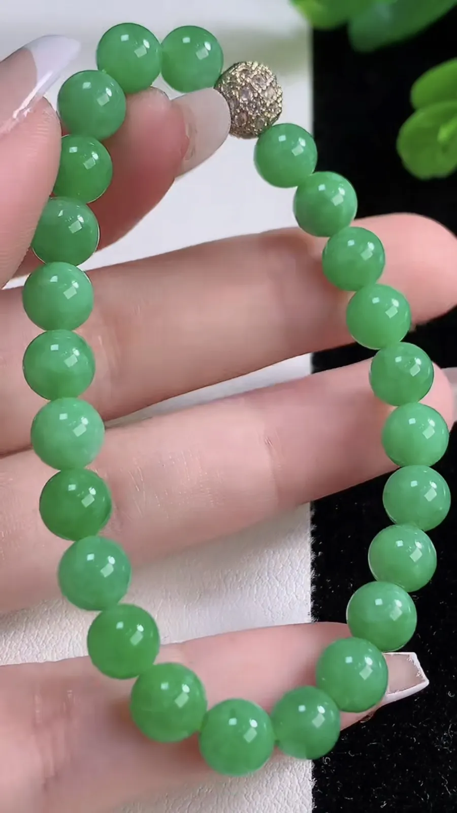翡翠a货满绿圆珠手串，尺寸6.8-24颗，重量:15.03g