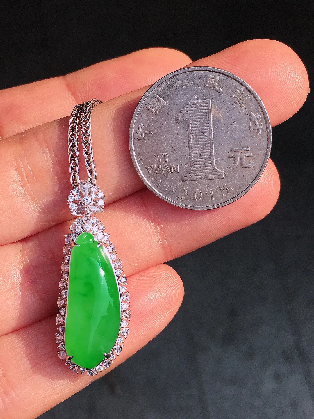 阳绿福瓜吊坠，色泽均匀艳丽，玉质细腻，荧光感超
强，饱满圆润，尽显优雅气质，18k
金豪华镶嵌