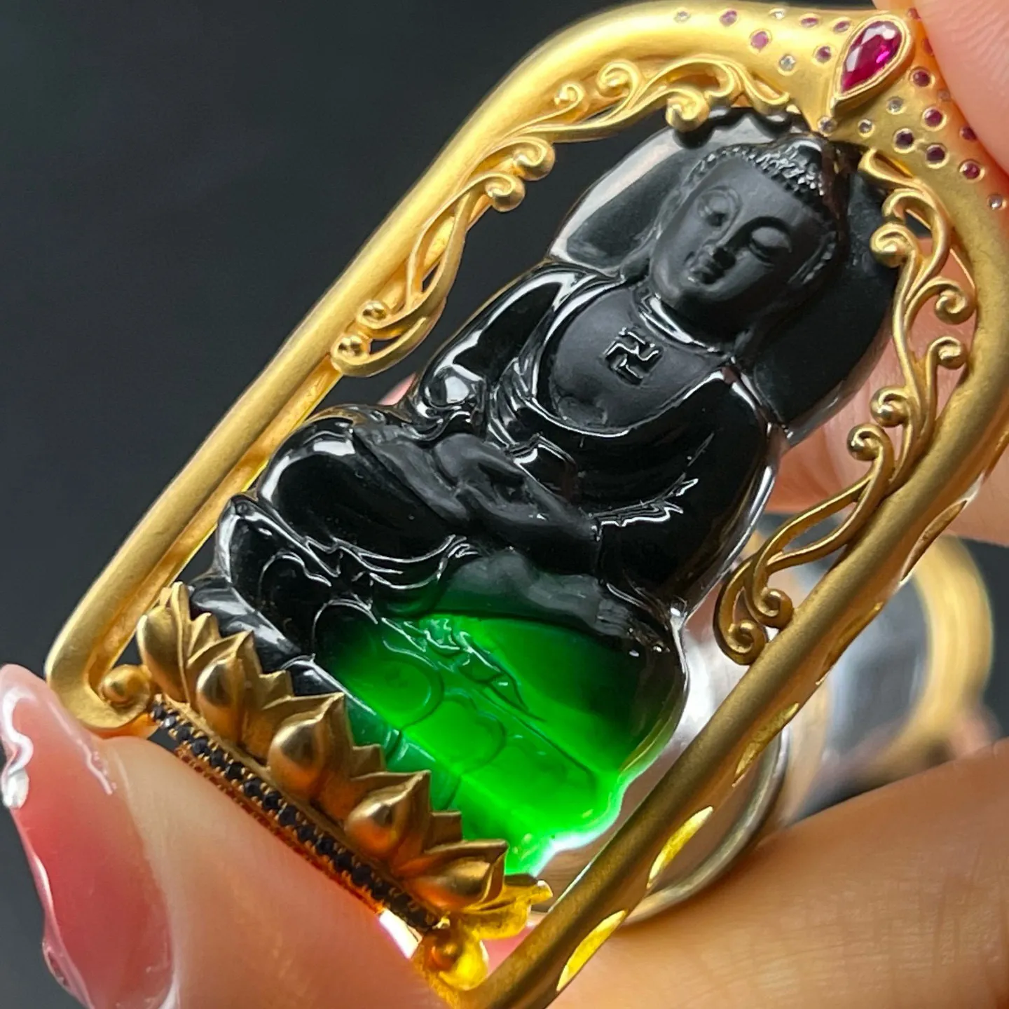 精品墨翠大日如来 种好色正 重金豪镶 打灯通透 油性十足 尺寸50.8