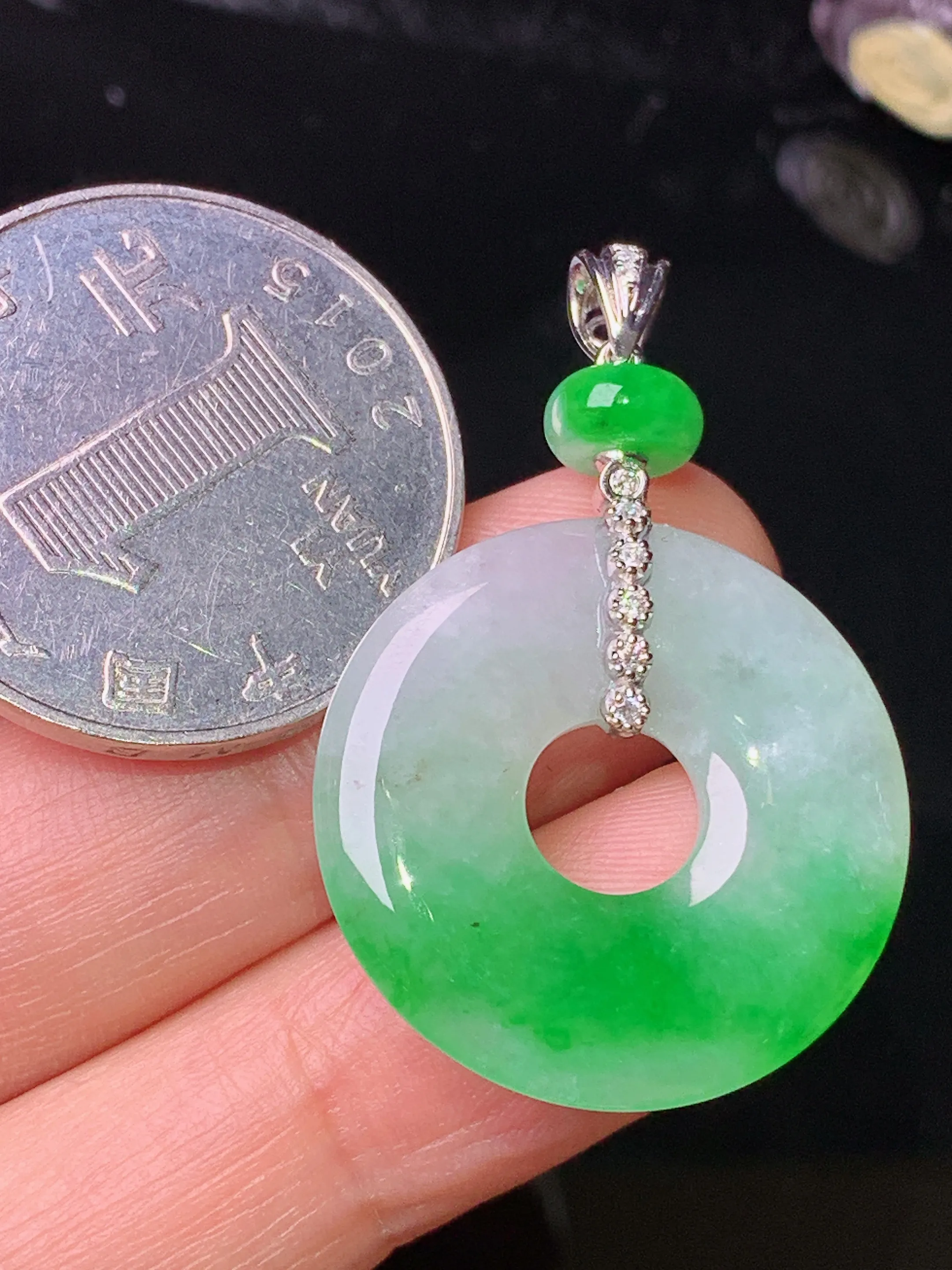 18k金钻镶嵌飘绿平安环吊坠 玉质细腻 色泽清新艳丽 整体尺寸36.5*23.8*3.6