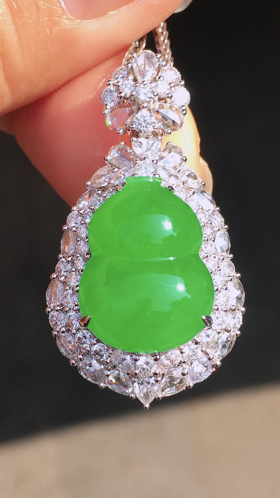 阳绿葫芦吊坠，色泽均匀艳丽，玉质细腻，荧光感超
强，饱满圆润，尽显优雅气质，18k
金豪华镶嵌