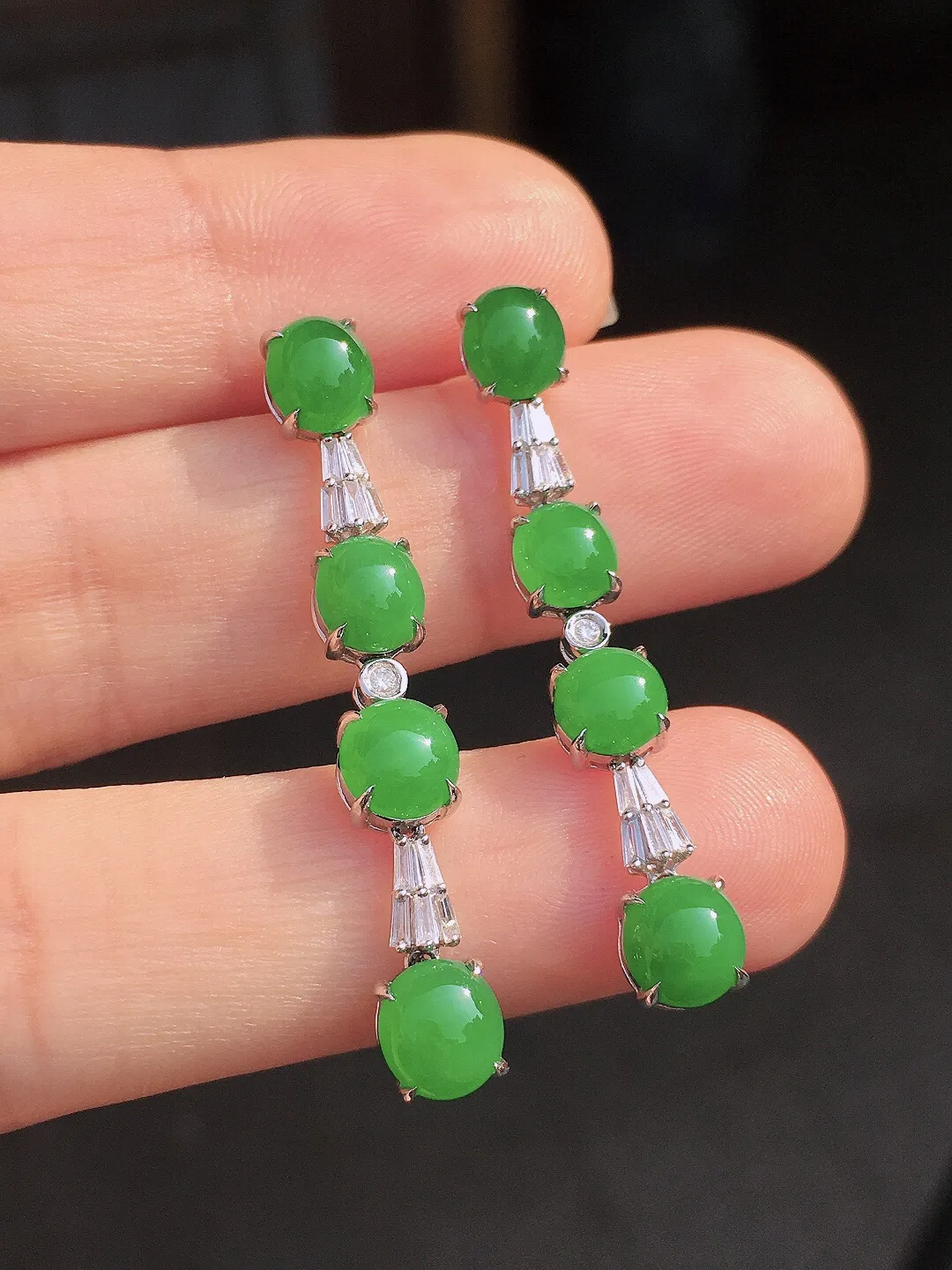 阳绿蛋面耳坠，色泽均匀艳丽，玉质细腻，荧光感超
强，饱满圆润，尽显优雅气质，18k
金豪华镶嵌