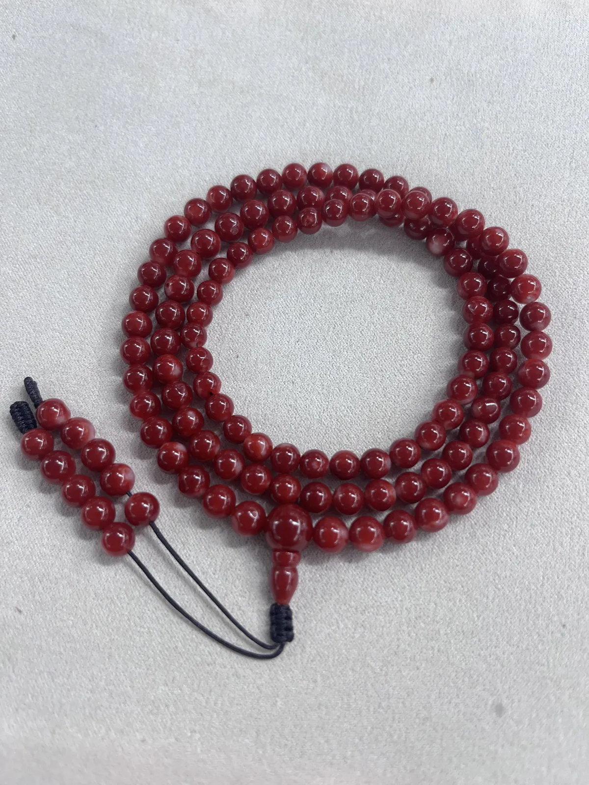 【天然日本阿卡赤血牛血红珊瑚6mm圆珠108粒佛珠链】项链手链两用款！日本产地，阿卡材料，赤血牛血红颜色，光泽柔润透亮，直径约6.25-5.22mm，重量31.24克，珊瑚本为佛教珍宝，来自深海千年生长，有生长纹，属于有机宝石，气场强大，稀少珍贵！每粒均为天然无添加无修补！少虫眼少白芯！收藏精品！传承宝贝！