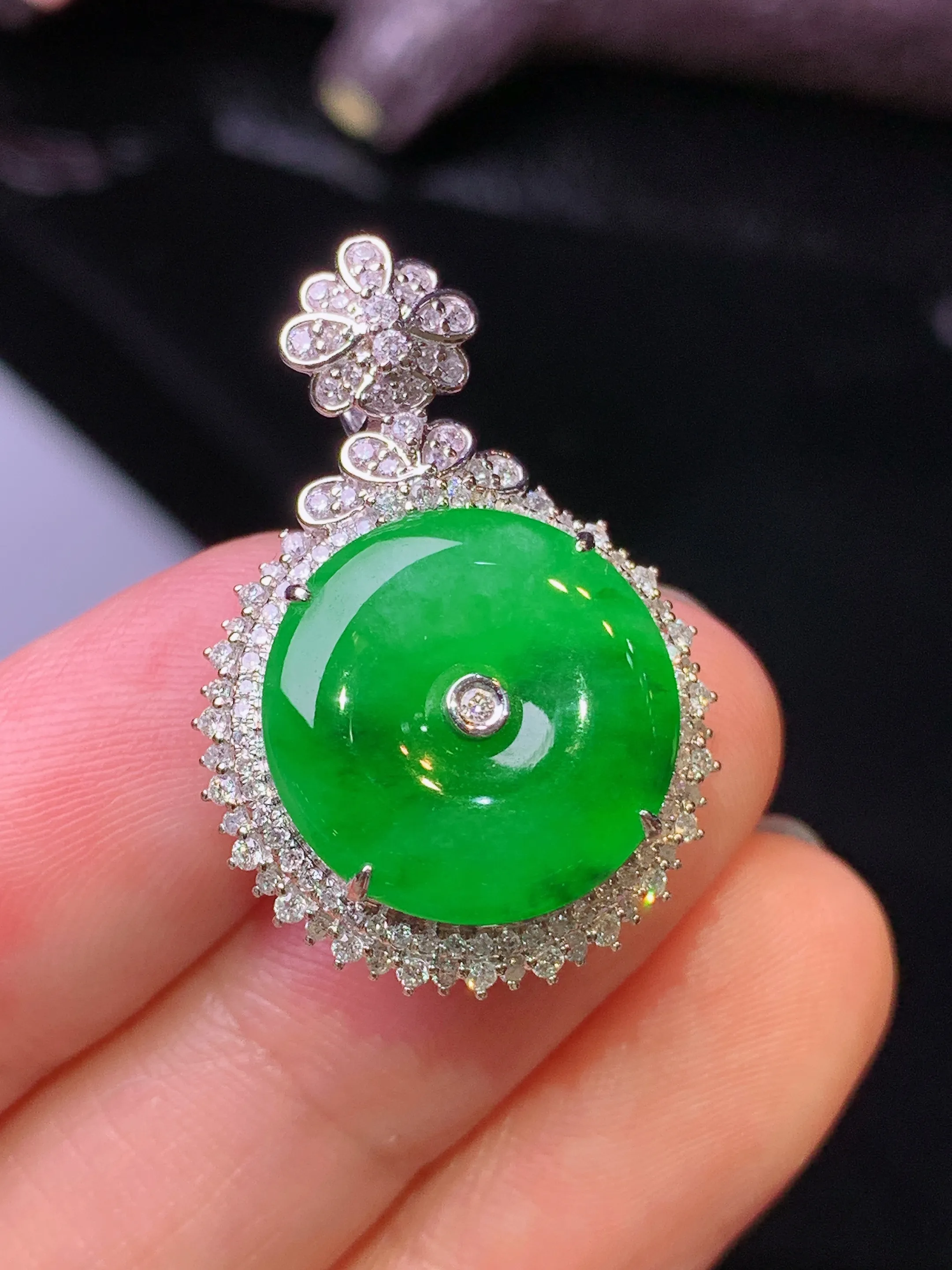 18k金钻镶嵌满绿平安扣吊坠 玉质细腻 色泽清新艳丽 整体尺寸28*19.5*10