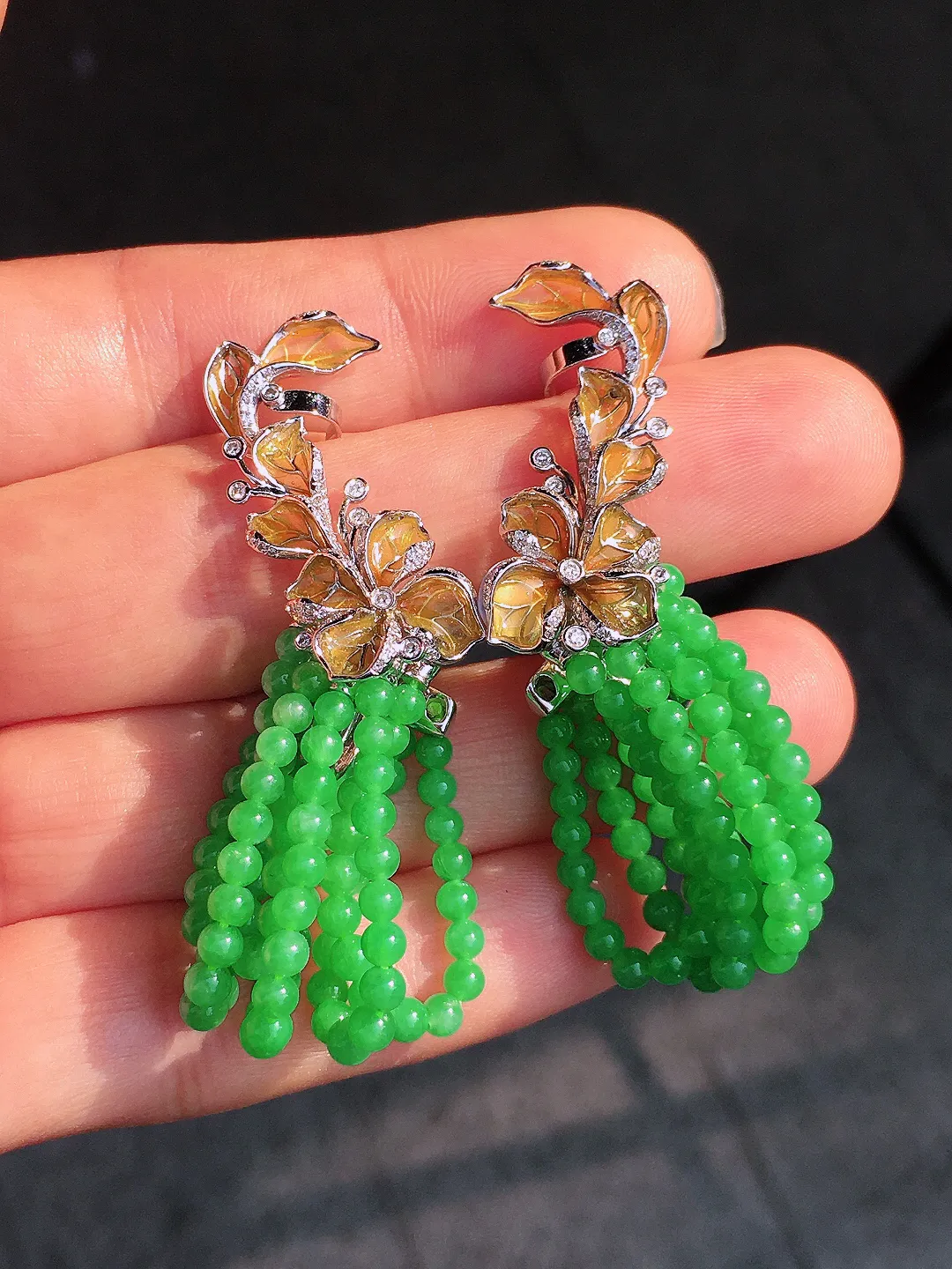 阳绿珠子耳坠，色泽均匀艳丽，玉质细腻，荧光感超
强，饱满圆润，尽显优雅气质，18k
金豪华镶嵌