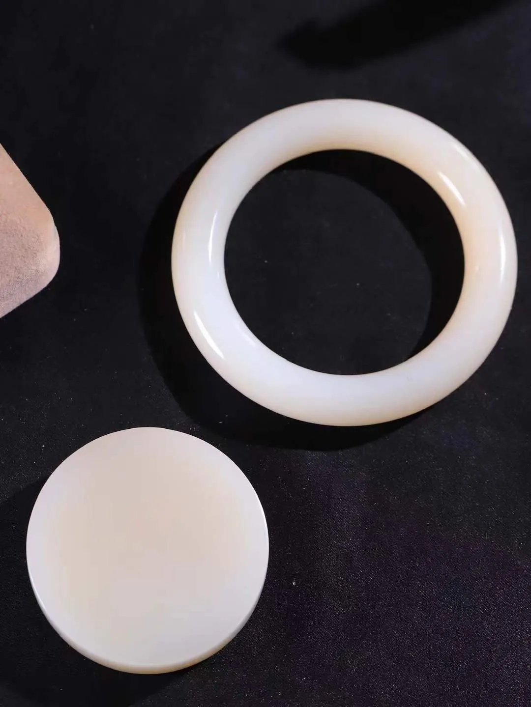 一套 【腕间柔情.套镯】   

收藏传家级臻品️和田玉藕粉手镯套装 玉质温润细腻 油性十足 古朴秀雅 轻抚岁月的栏杆软香温玉，腕间玉镯轻轻晃动，令人情动心间，撷一缕月末的芬芳，把心思铺陈，时光静美，惟有你最温柔。共重158.2克  手镯尺寸56.5-12-12.2mm 镯芯尺寸54.8-12.2mm  10120500A