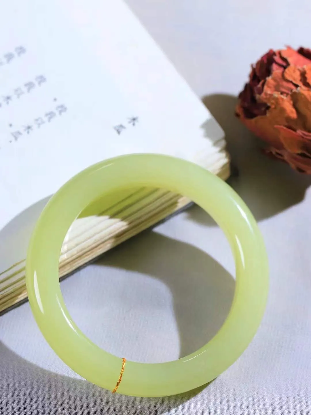 （冬日暖阳.手镯）

收藏级臻品️和田玉黄口手镯 质地油润，大气雅致，清风明月潺潺，浮浮洗尽铅华随于心，净于念……重58克  尺寸55-11.8-10mm fDA-99120574