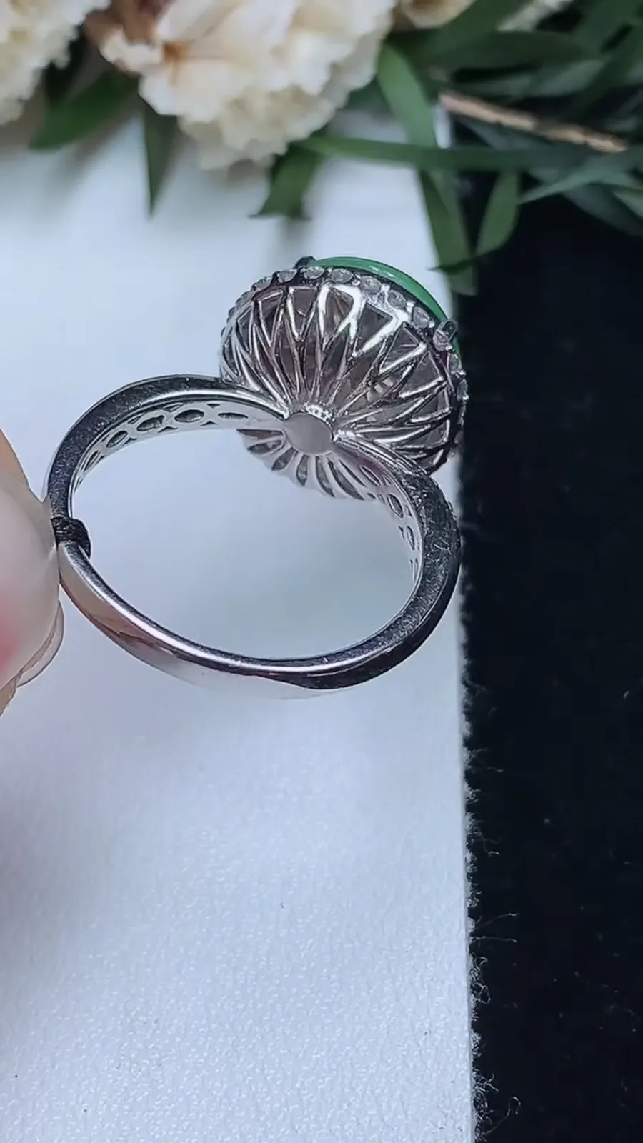 翡翠a货18k金冰种满阳绿蛋面戒指，尺寸17.2-11.7-11.4，重量:5.69g