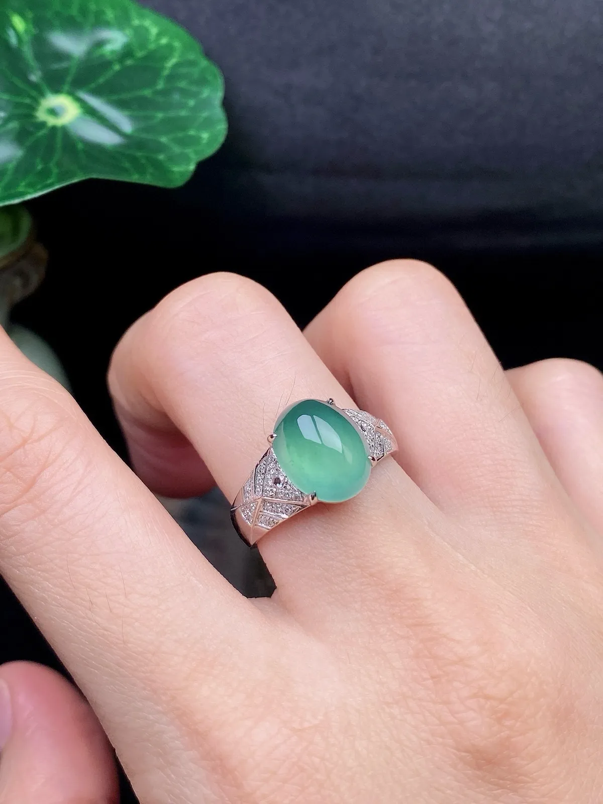 【冰种晴底蛋面戒指】质地细腻清爽，荧光感强烈，18K金钻镶嵌，裸石尺寸11*8.5*4.8毫米