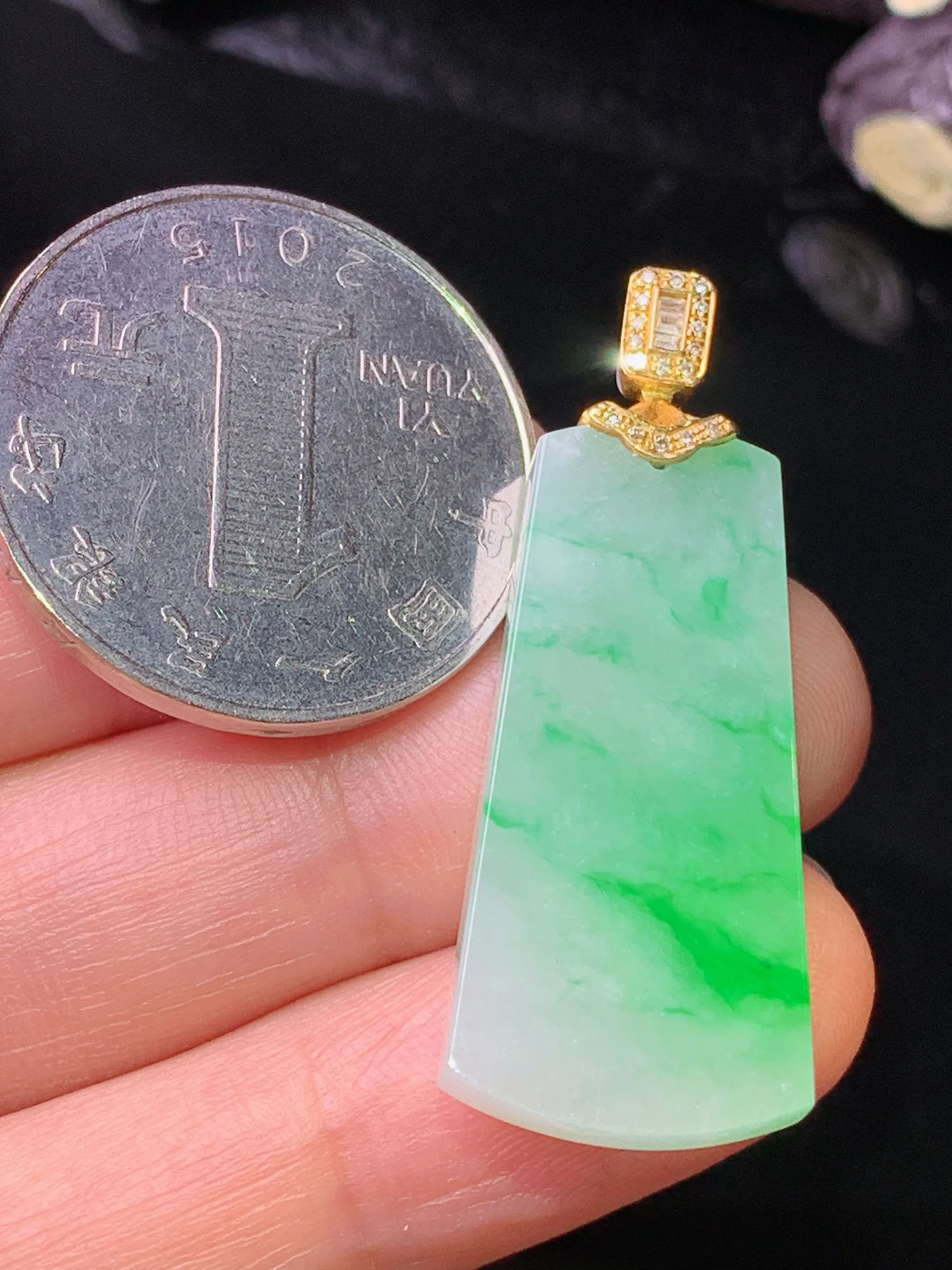 18k金钻镶嵌翠绿无事牌吊坠 玉质细腻 色泽清新艳丽 整体尺寸37.8*14.6*3.6