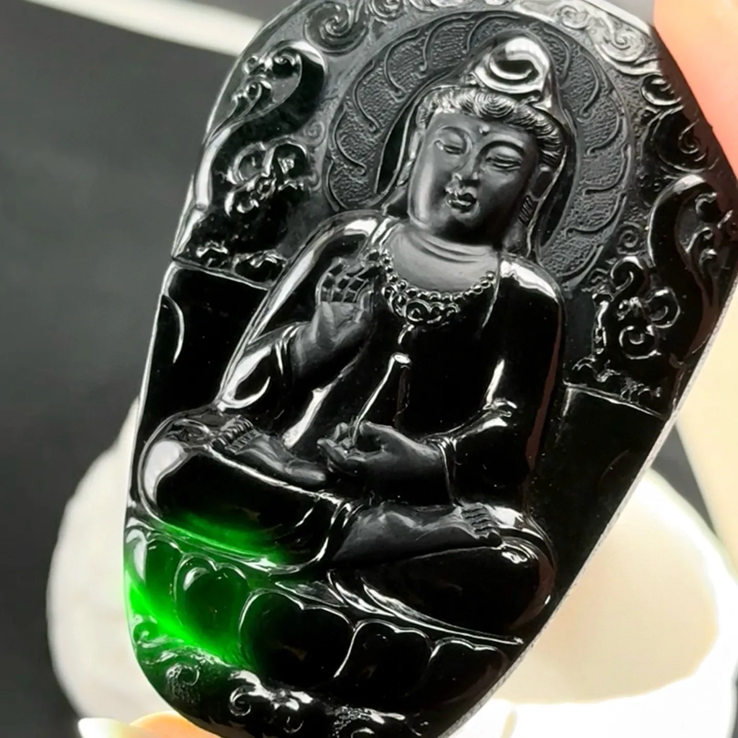 精品墨翠观音 种好色正 黑度极好 打灯通透 油性十足  尺寸61.9