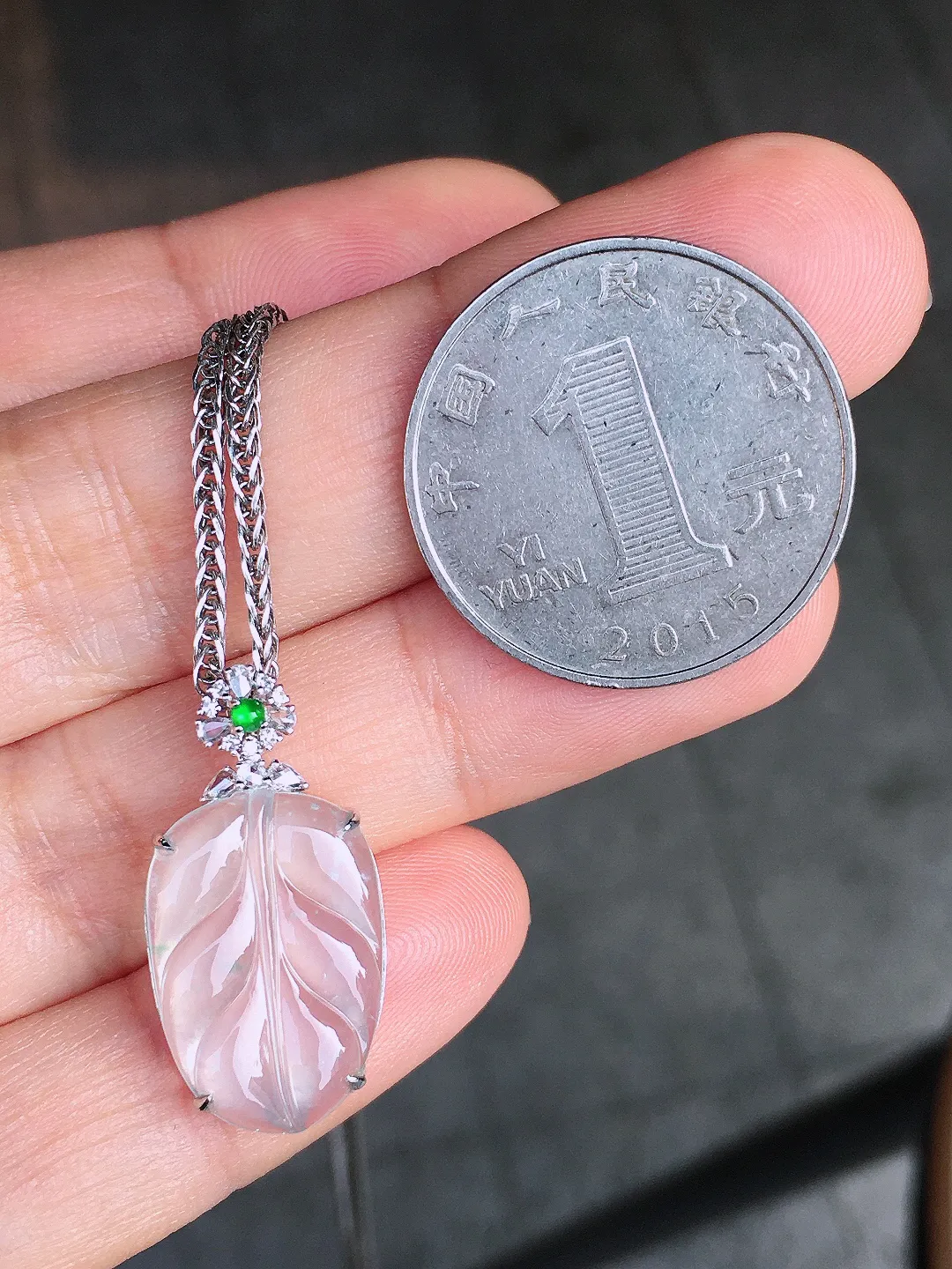 冰种玉叶吊坠，玉质细腻，荧光感超
强，饱满圆润，尽显优雅气质，18k
金豪华镶嵌