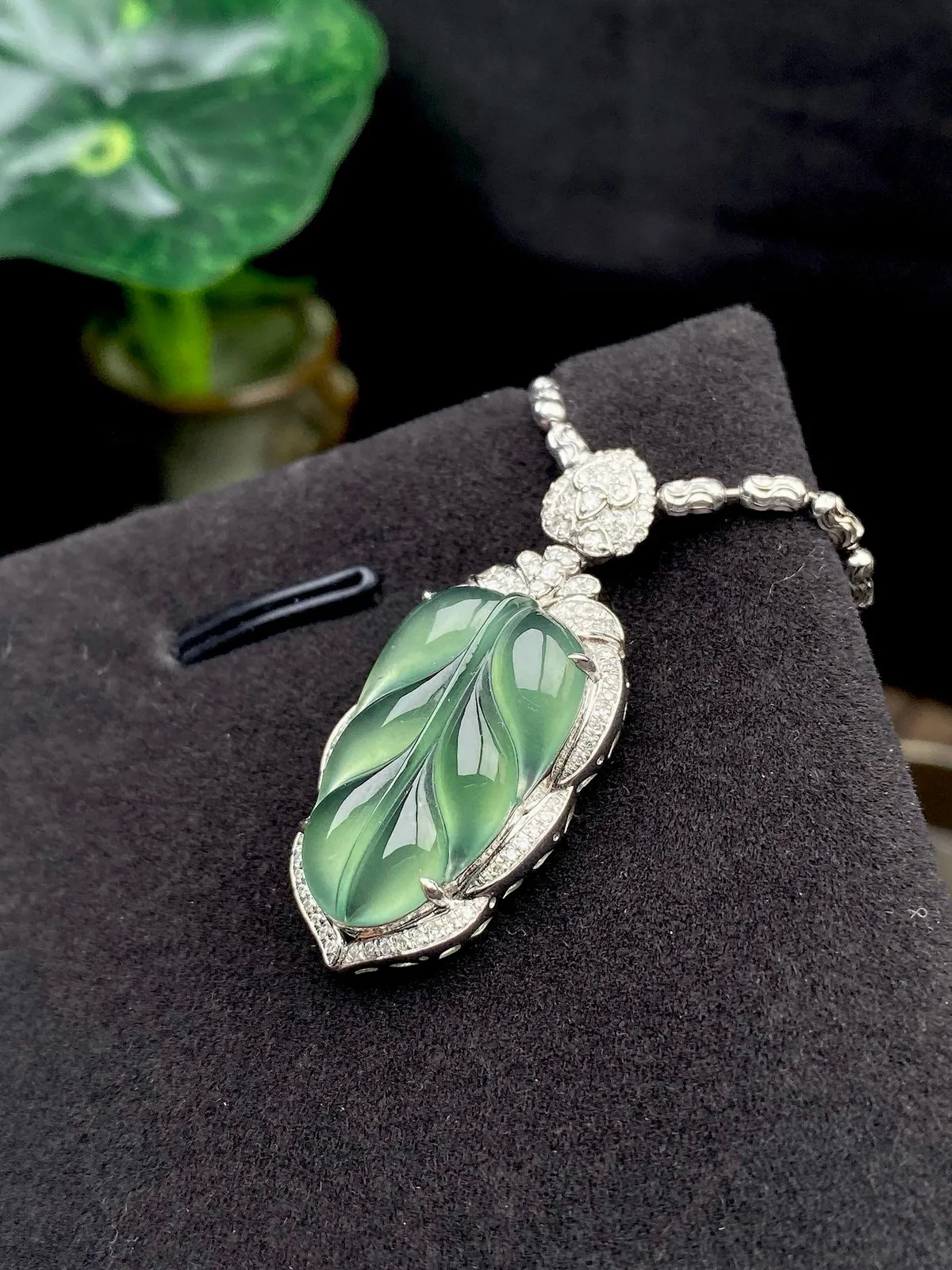 【冰种晴底叶子】金枝玉叶，质地细腻，冰润透亮，光泽出众，18k金钻镶嵌，裸石尺寸20.4*12.3*