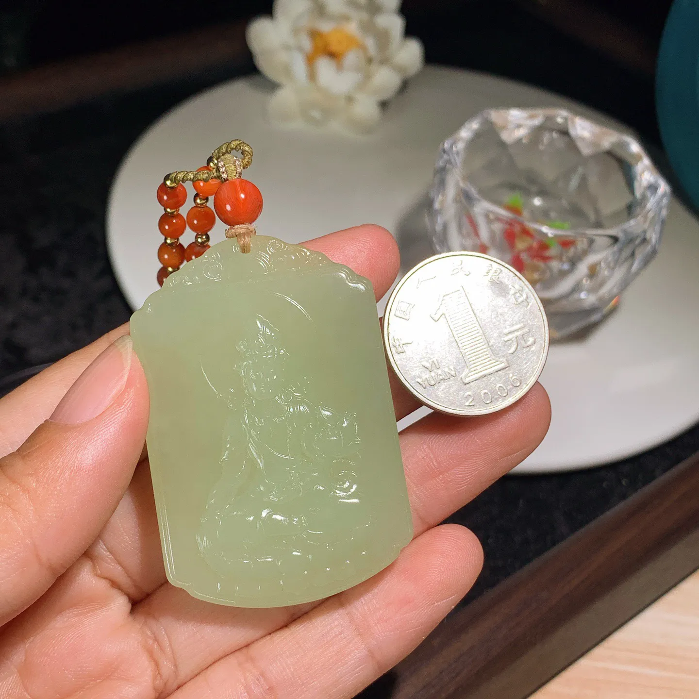 新疆和田玉若羌黄口料大势至菩萨牌子挂件。尺寸52/35/10重44克。内径玉质细腻油润。手推出油。佩戴高端典雅。lt251205