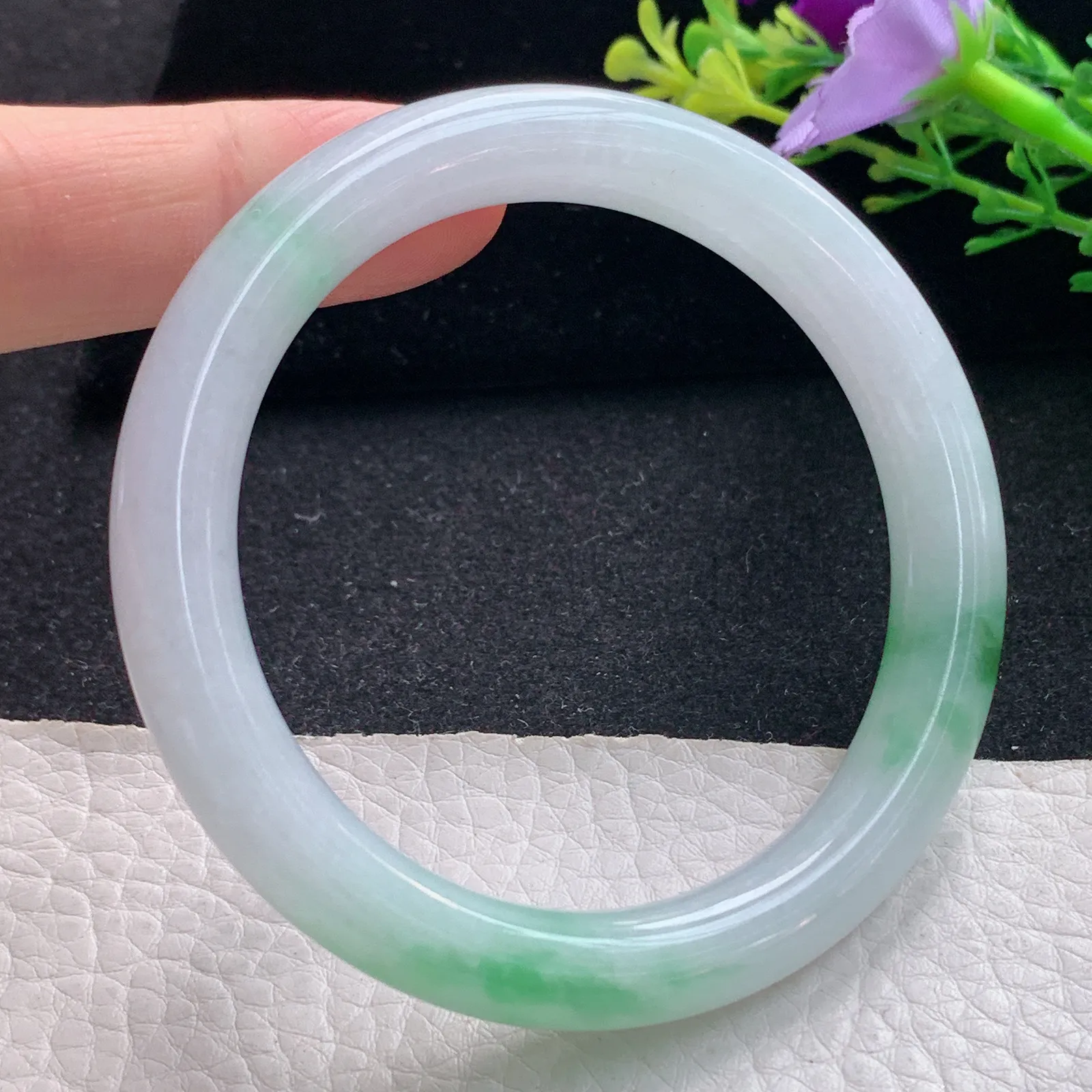 ss自然光54.5*9*8.8美人镯 翡翠a货玉手镯飘绿圆条珠宝玉手环