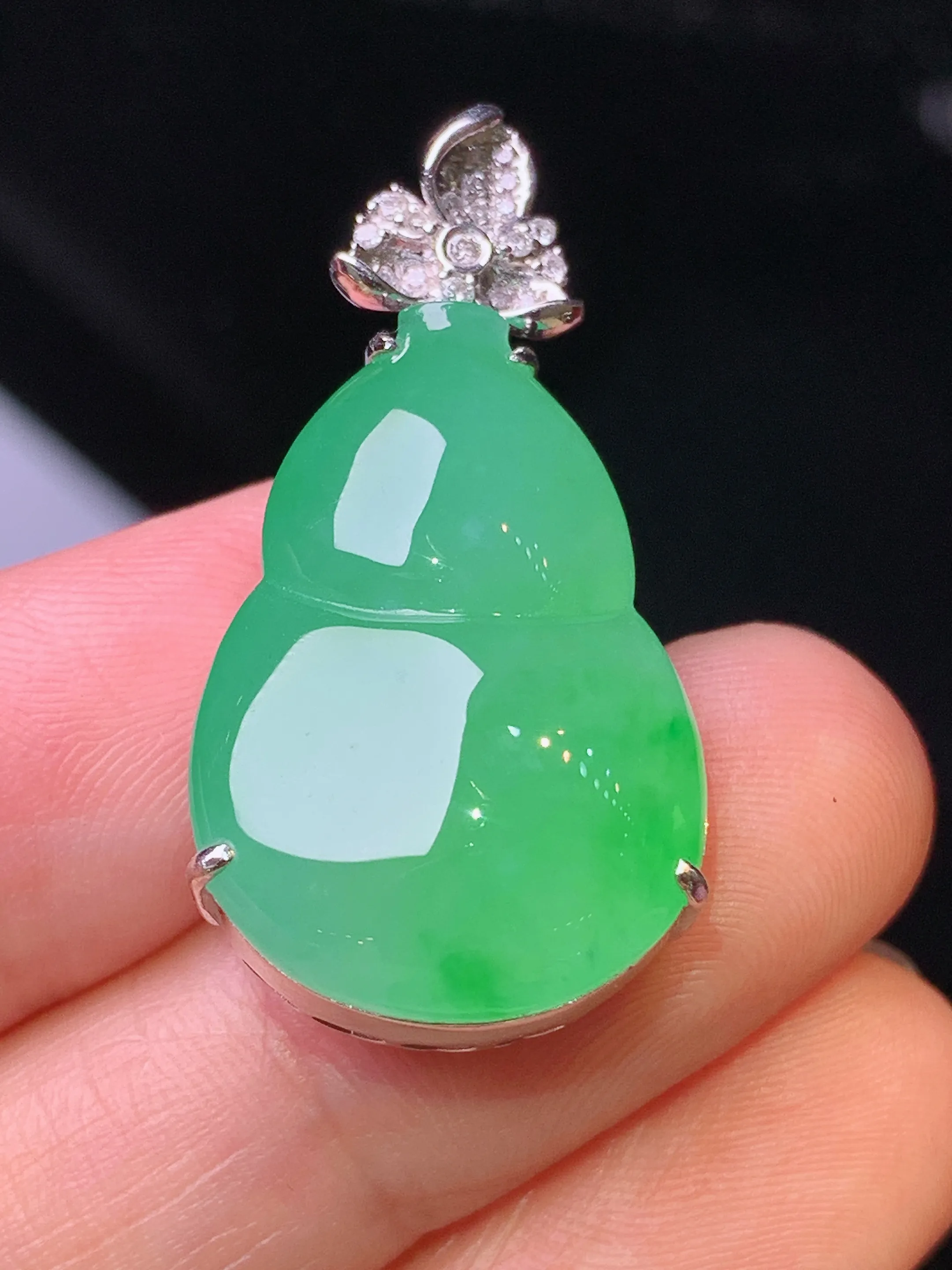 18k金钻镶嵌翠绿葫芦吊坠 玉质细腻 色泽清新艳丽 整体尺寸32*16.8*9.8