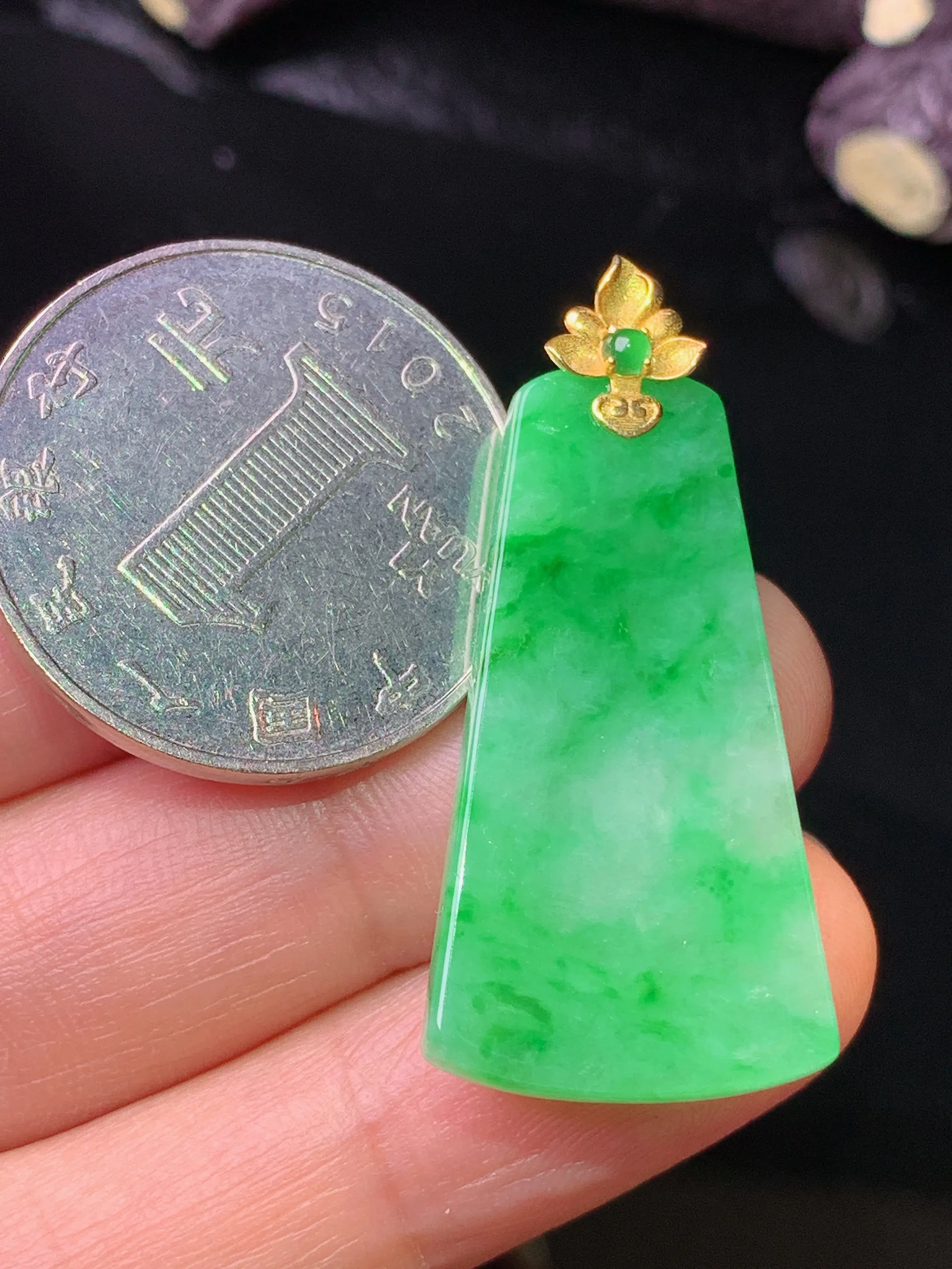 18k金镶嵌翠绿无事牌吊坠 玉质细腻 色泽清新艳丽 整体尺寸37*17.2*3.6