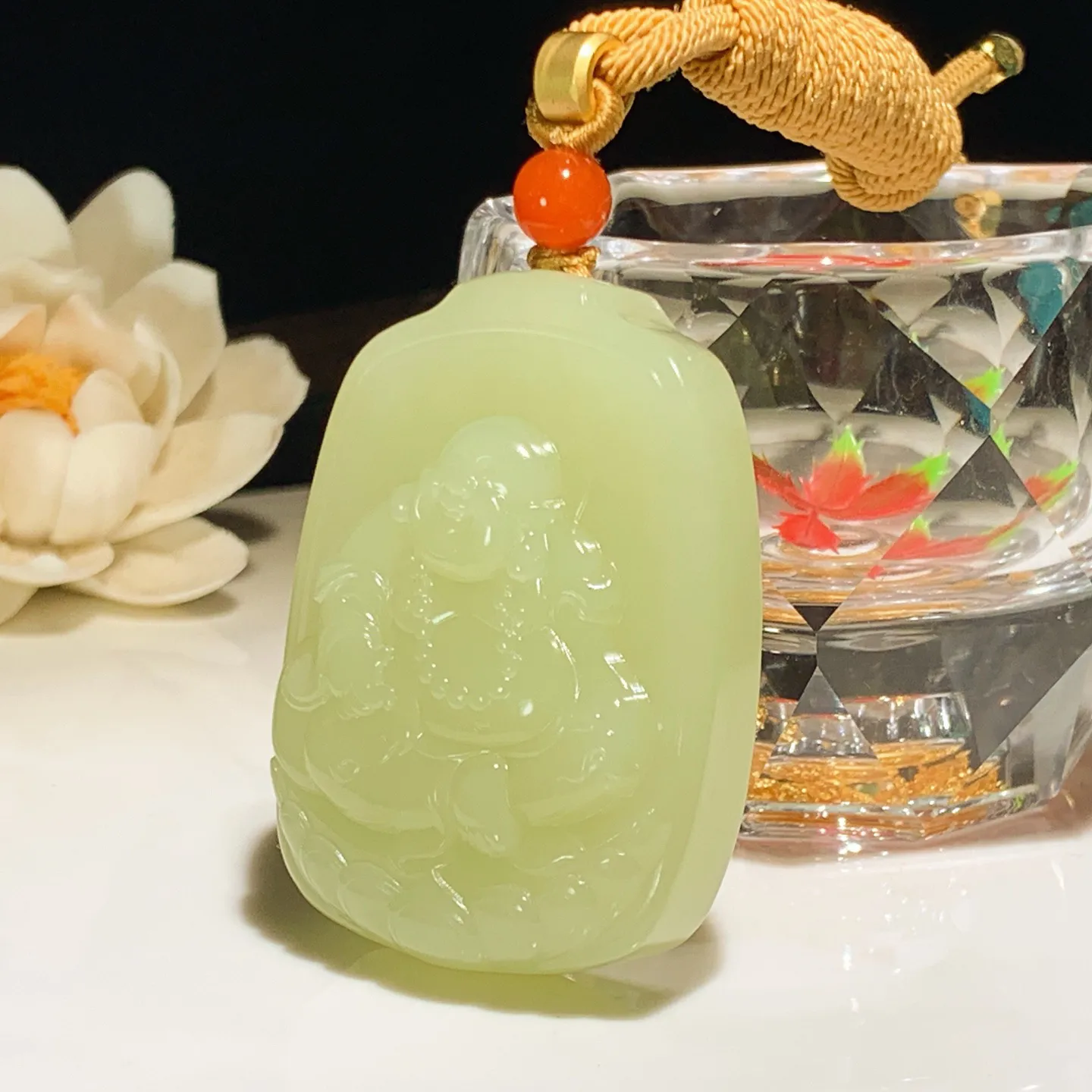 新疆和田玉若羌黄口料佛引福来牌子挂件。尺寸49/37/13重53克。内径玉质细腻油润。手推出油。佩戴