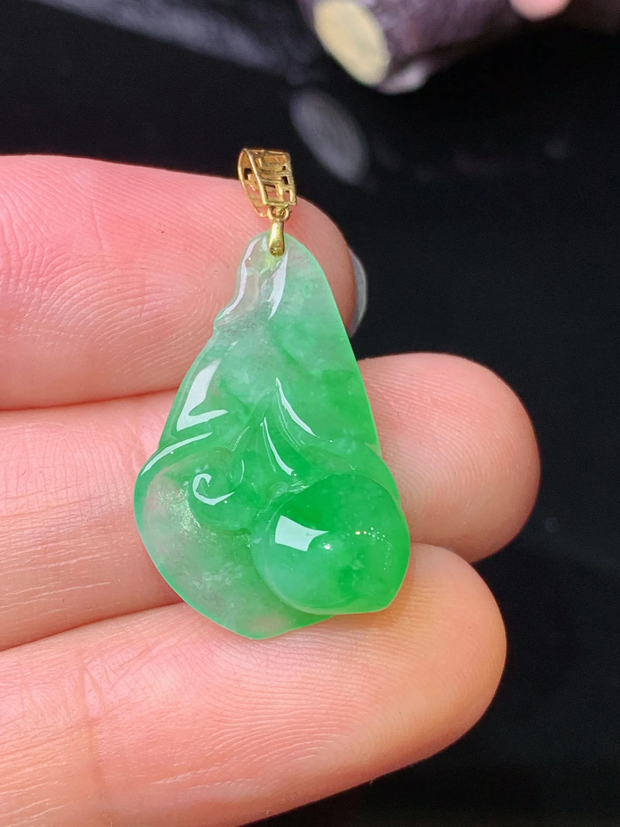 18k金镶嵌花蕾吊坠 玉质细腻 色泽清新艳丽 整体尺寸29.2*15*7.2