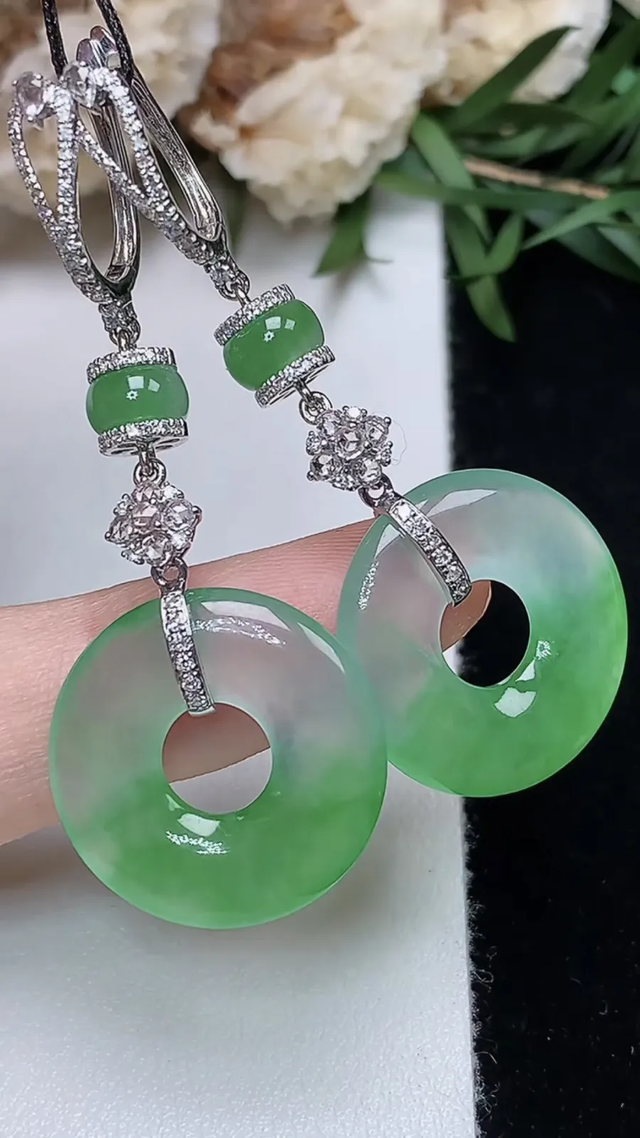 翡翠a货18k金冰种飘阳绿平安环耳坠，尺寸18.9-3.1，重量:7.02g