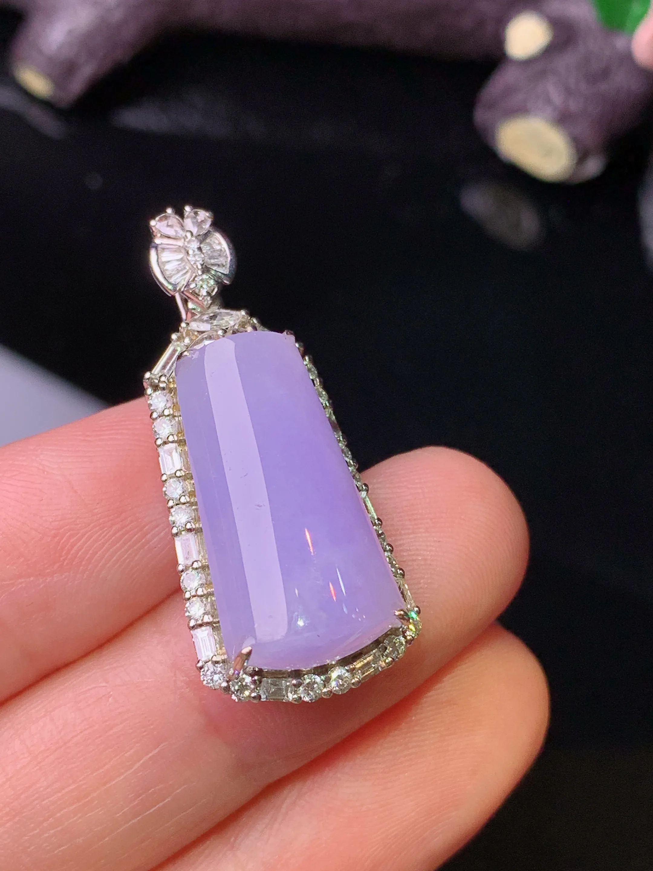 18k金钻镶嵌紫罗兰玉柱吊坠 玉质细腻 色泽清新艳丽 整体尺寸33*14*9.3